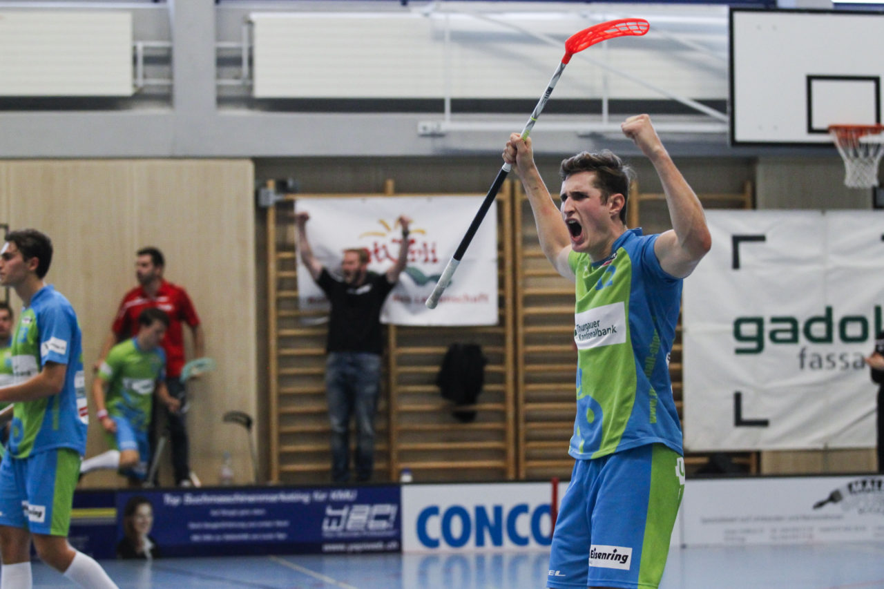 Simon Wachter (Nr. 12, Floorball Thurgau) jubelt nach der Schlusssirene.

(8.10.2017; UHC Pfannenstiel Egg - Floorball Thurgau; Sporthalle Kirchwies, Egg)
Photos: www.unihockey-fotos.ch Claudio Thoma