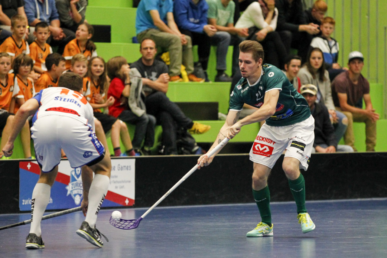 Claudio Mutter (Nr. 22, SV Wiler-Ersigen) mit dem Ball.

14.10.2017; GC Unihockey - SV Wiler Ersigen, Sporthalle Hardau; Zuerich)
Photos: www.unihockey-fotos.ch Claudio Thoma