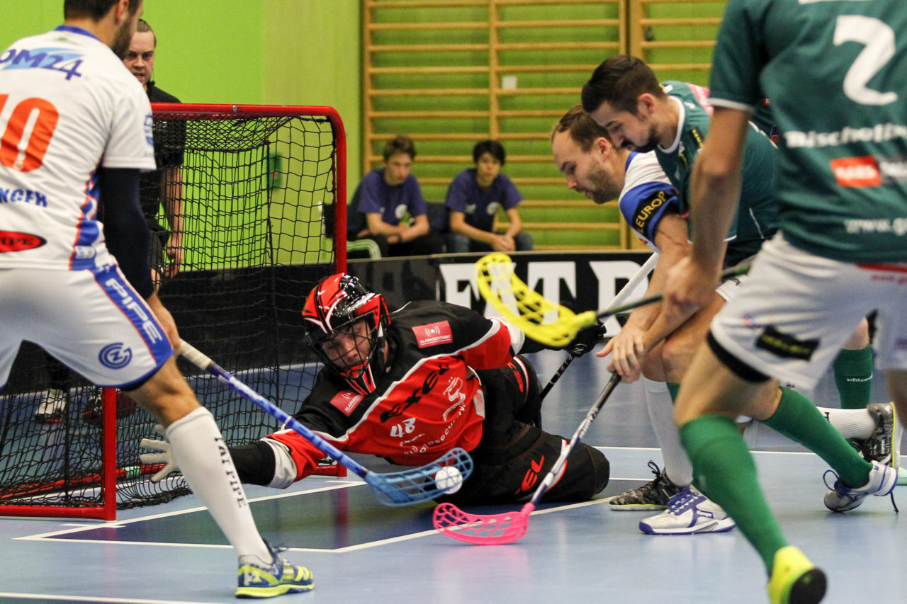 Verkehr vor Nicolas Wolf (Nr. 48, SV Wiler-Ersigen).

14.10.2017; GC Unihockey - SV Wiler Ersigen, Sporthalle Hardau; Zuerich)
Photos: www.unihockey-fotos.ch Claudio Thoma