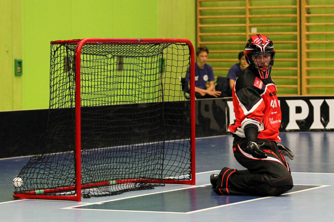 Nicolas Wolf (Nr. 48, SV Wiler-Ersigen) wird von Joel Rueegger (Nr. 95, GC Unihockey, nicht im Bild) bezwungen.

14.10.2017; GC Unihockey - SV Wiler Ersigen, Sporthalle Hardau; Zuerich)
Photos: www.unihockey-fotos.ch Claudio Thoma