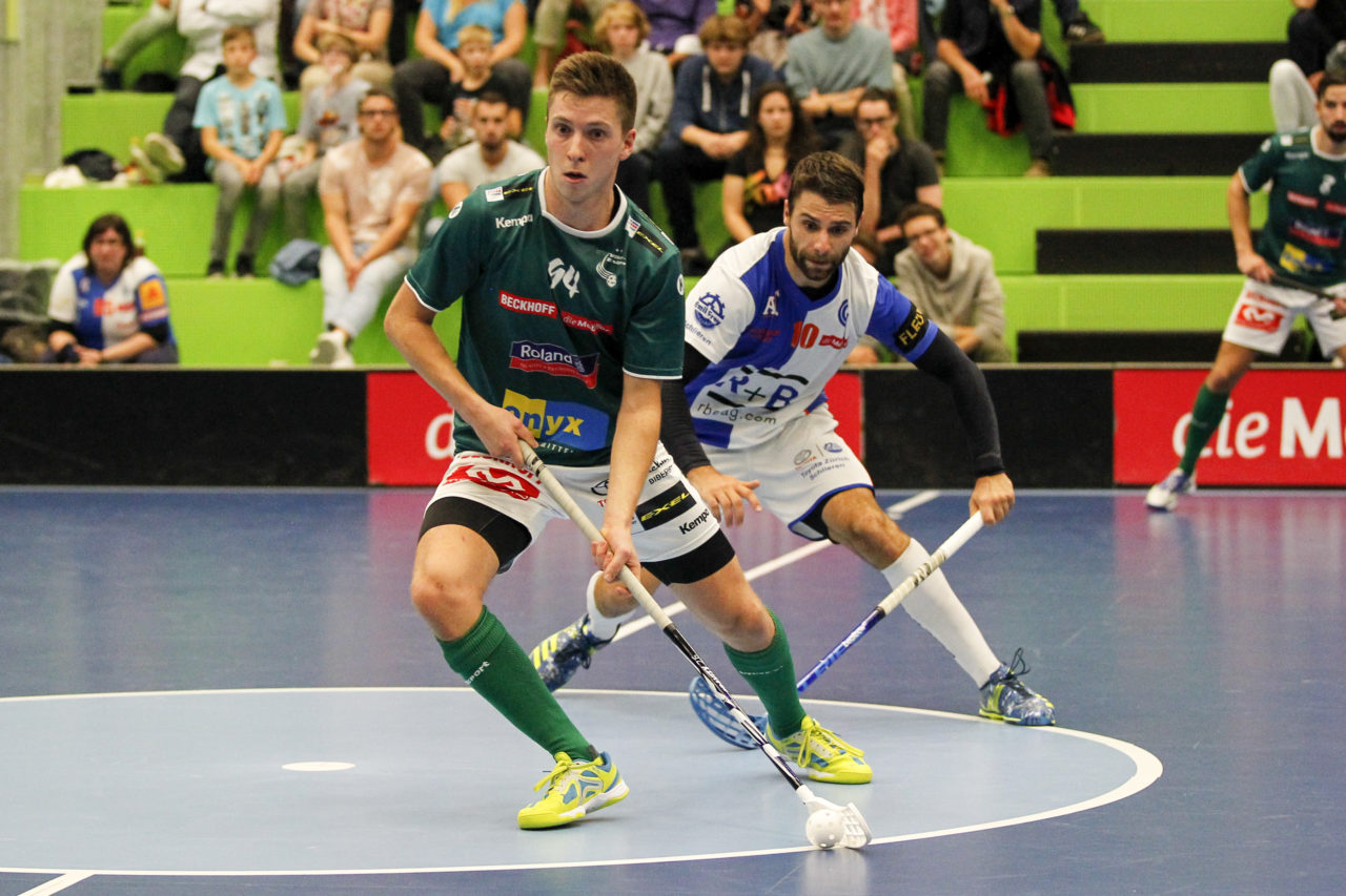 Marco Louis (Nr. 94, SV Wiler-Ersigen) vor Nicolas Berlinger (Nr. 10, GC Unihockey) a Ball.

14.10.2017; GC Unihockey - SV Wiler Ersigen, Sporthalle Hardau; Zuerich)
Photos: www.unihockey-fotos.ch Claudio Thoma