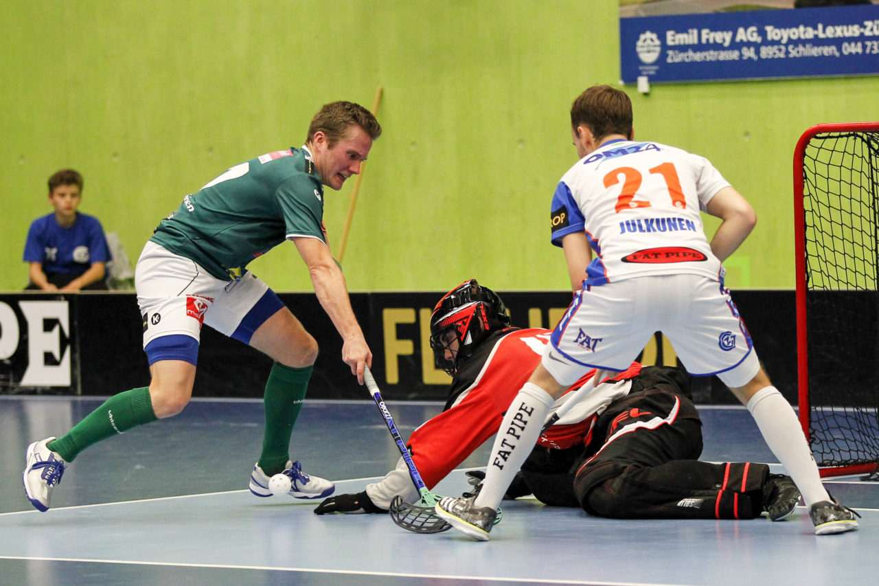 Tatu Vaeaenaenen (Nr. 21, SV Wiler-Ersigen) und Nicolas Wolf (Nr. 48, SV Wiler-Ersigen) vor Emil Julkunen (Nr. 21, GC Unihockey) am Ball.

14.10.2017; GC Unihockey - SV Wiler Ersigen, Sporthalle Hardau; Zuerich)
Photos: www.unihockey-fotos.ch Claudio Thoma