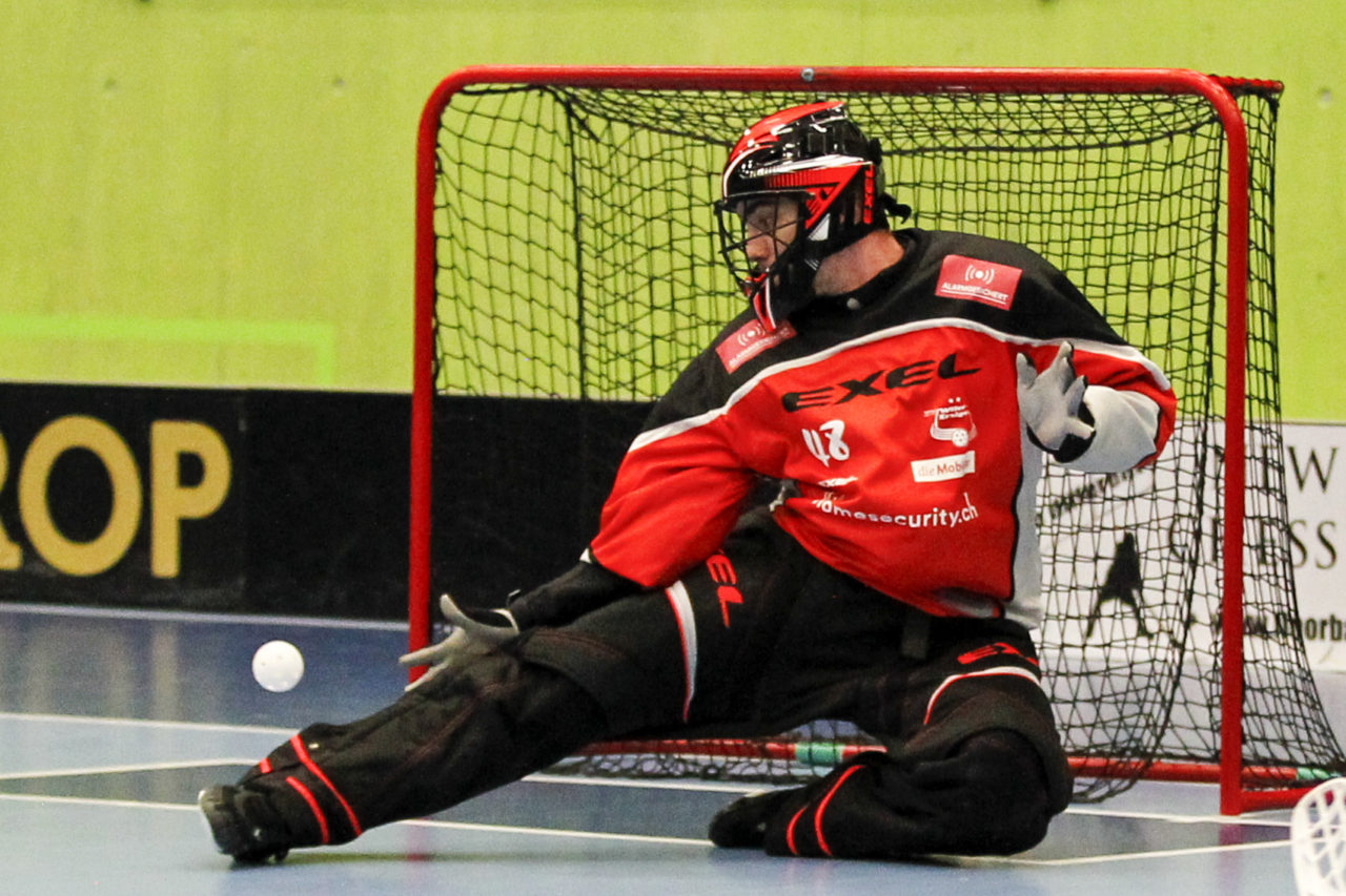 Nicolas Wolf (Nr. 48, SV Wiler-Ersigen) pariert einen Schuss.

14.10.2017; GC Unihockey - SV Wiler Ersigen, Sporthalle Hardau; Zuerich)
Photos: www.unihockey-fotos.ch Claudio Thoma