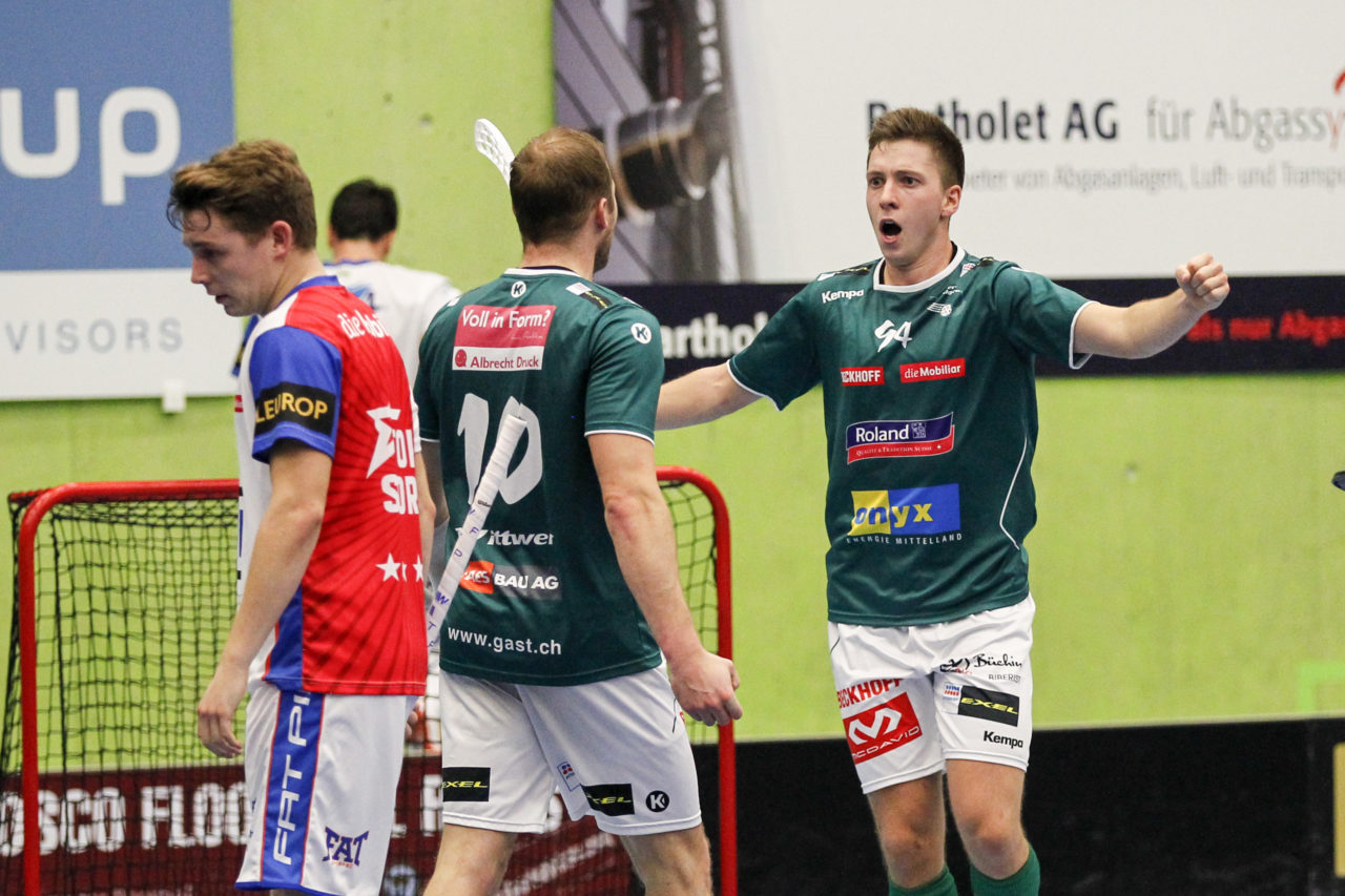 Dave Wittwer (Nr. 10, SV Wiler-Ersigen) jubelt mit Marco Louis (Nr. 94, SV Wiler-Ersigen).

14.10.2017; GC Unihockey - SV Wiler Ersigen, Sporthalle Hardau; Zuerich)
Photos: www.unihockey-fotos.ch Claudio Thoma