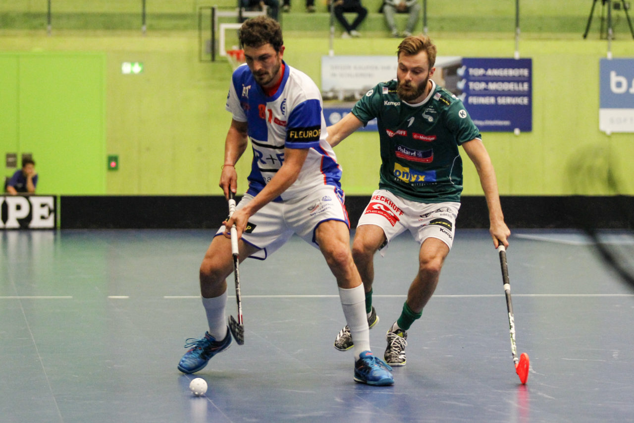 Michael Zuercher (nr. 81, GC Unihockey) im Zweikampf mit Daniel Johnsson (Nr. 9, SV Wiler-Ersigen).

14.10.2017; GC Unihockey - SV Wiler Ersigen, Sporthalle Hardau; Zuerich)
Photos: www.unihockey-fotos.ch Claudio Thoma
