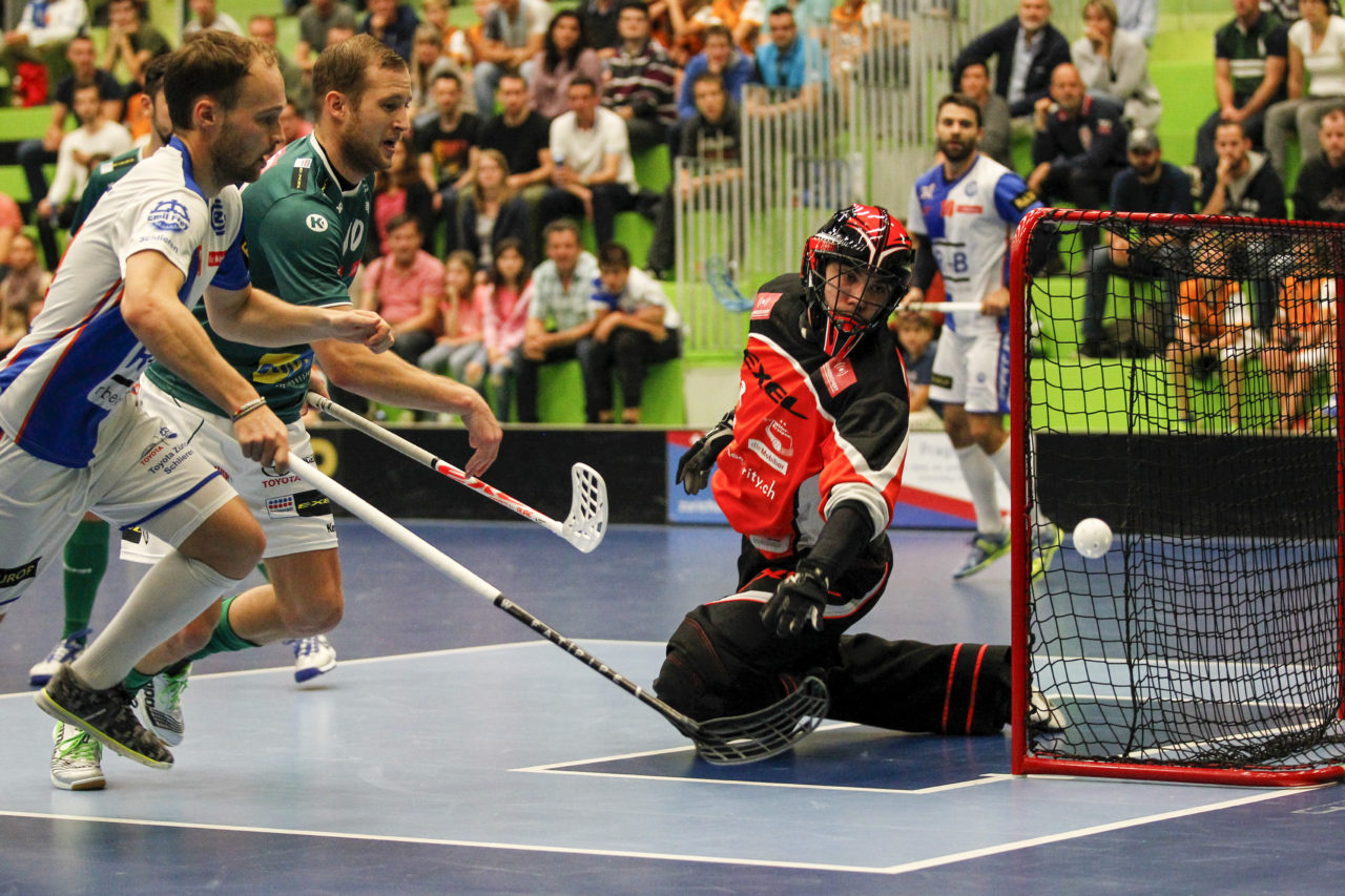 Emil Julkunen (Nr. 21, GC Unihockey), Dave Wittwer (Nr. 10, SV Wiler-Ersigen) und Nicolas Wolf (Nr. 48, SV Wiler-Ersigen) versuchen den Ball zu schnappen.

14.10.2017; GC Unihockey - SV Wiler Ersigen, Sporthalle Hardau; Zuerich)
Photos: www.unihockey-fotos.ch Claudio Thoma