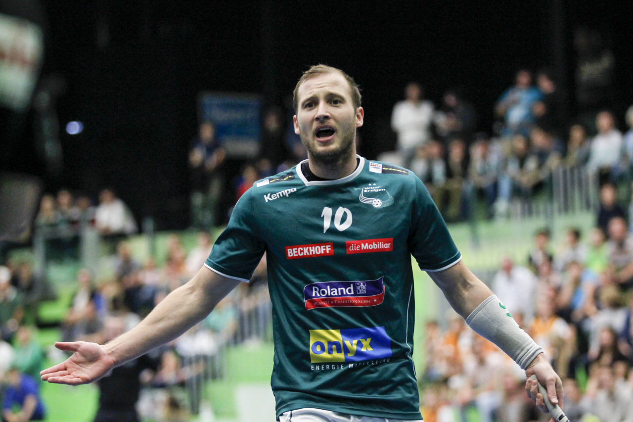 Dave Wittwer (Nr. 10, SV Wiler-Ersigen) ist nicht der gleichen Meinung wie der Schiedsrichter.

14.10.2017; GC Unihockey - SV Wiler Ersigen, Sporthalle Hardau; Zuerich)
Photos: www.unihockey-fotos.ch Claudio Thoma