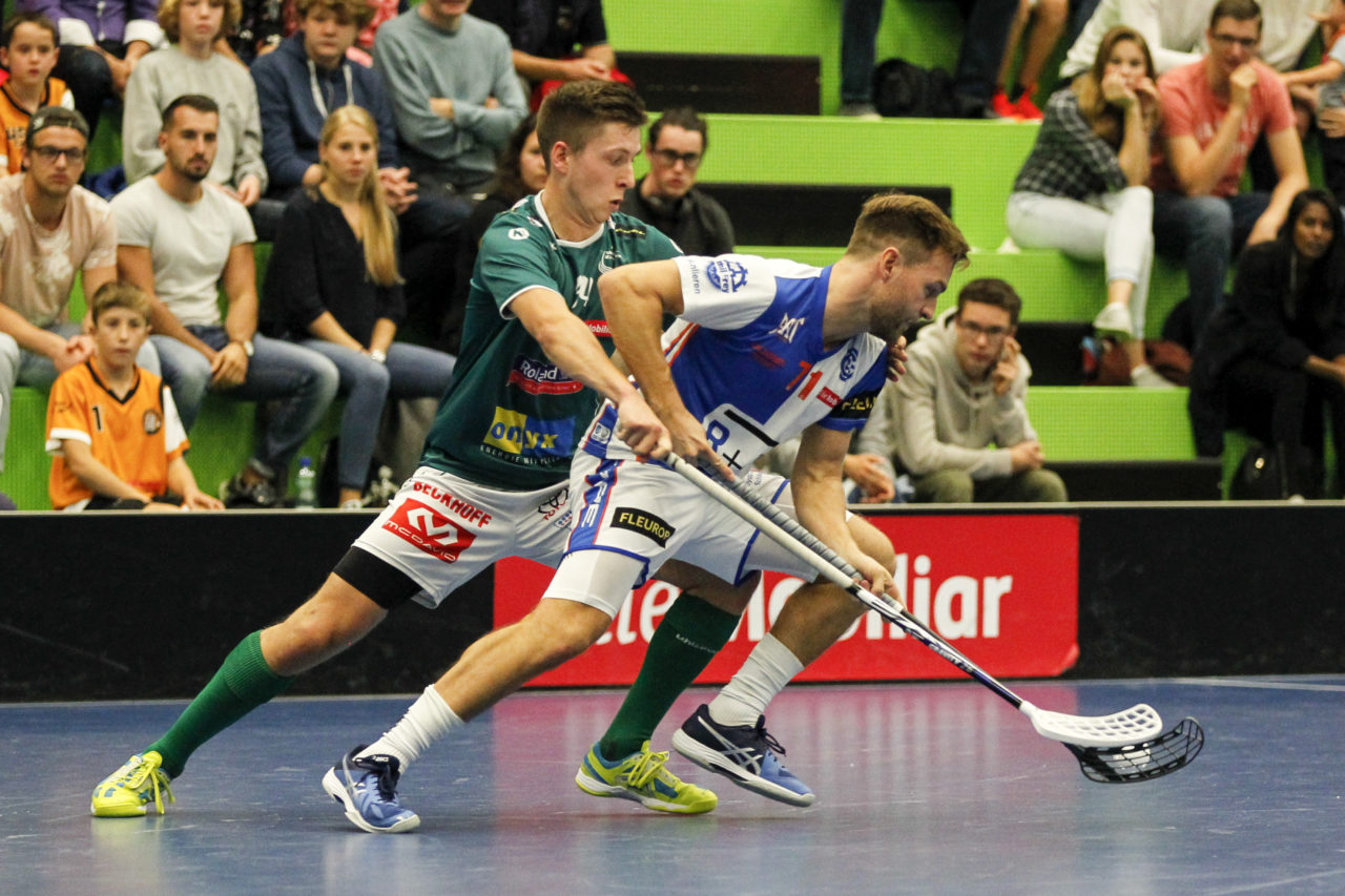 Roberto Vizzini (Nr. 71, GC Unihockey) enteilt Marco Louis (Nr. 94, SV Wiler-Ersigen).

14.10.2017; GC Unihockey - SV Wiler Ersigen, Sporthalle Hardau; Zuerich)
Photos: www.unihockey-fotos.ch Claudio Thoma