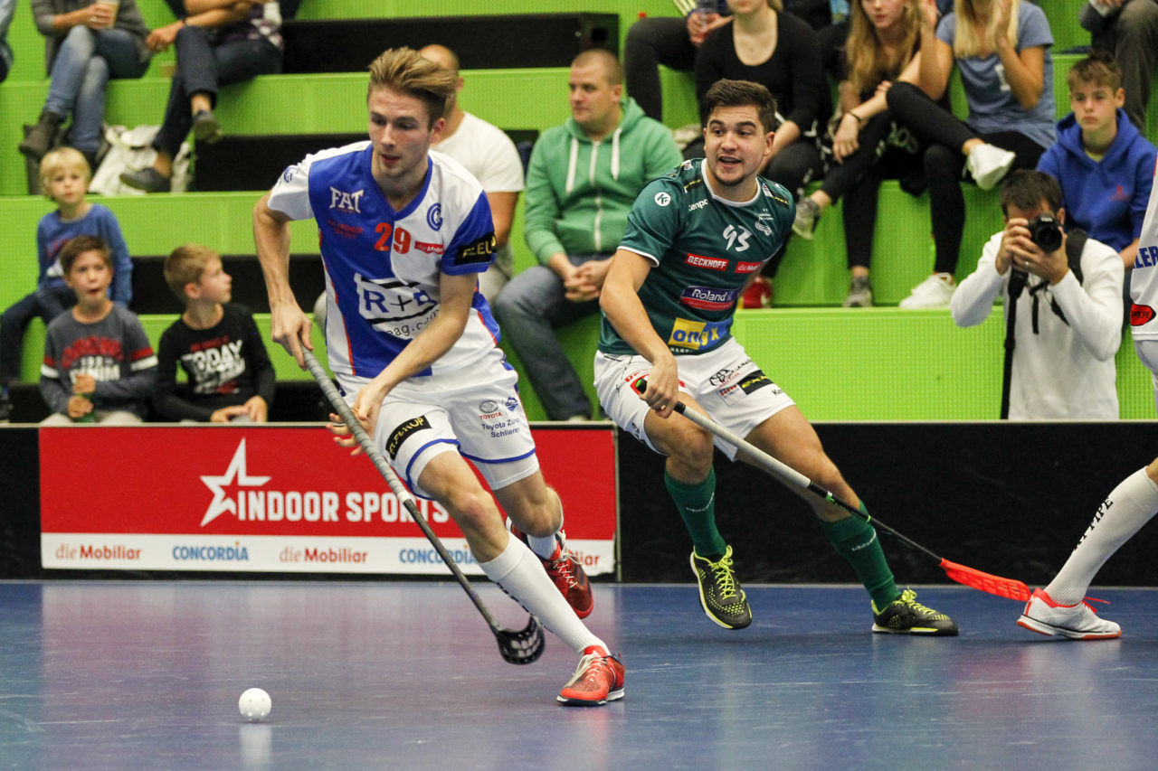 Florian Wenk (Nr. 29, GC Unihockey) entwischt Tobias Kaenzig (Nr. 93, SV Wiler-Ersigen).

14.10.2017; GC Unihockey - SV Wiler Ersigen, Sporthalle Hardau; Zuerich)
Photos: www.unihockey-fotos.ch Claudio Thoma