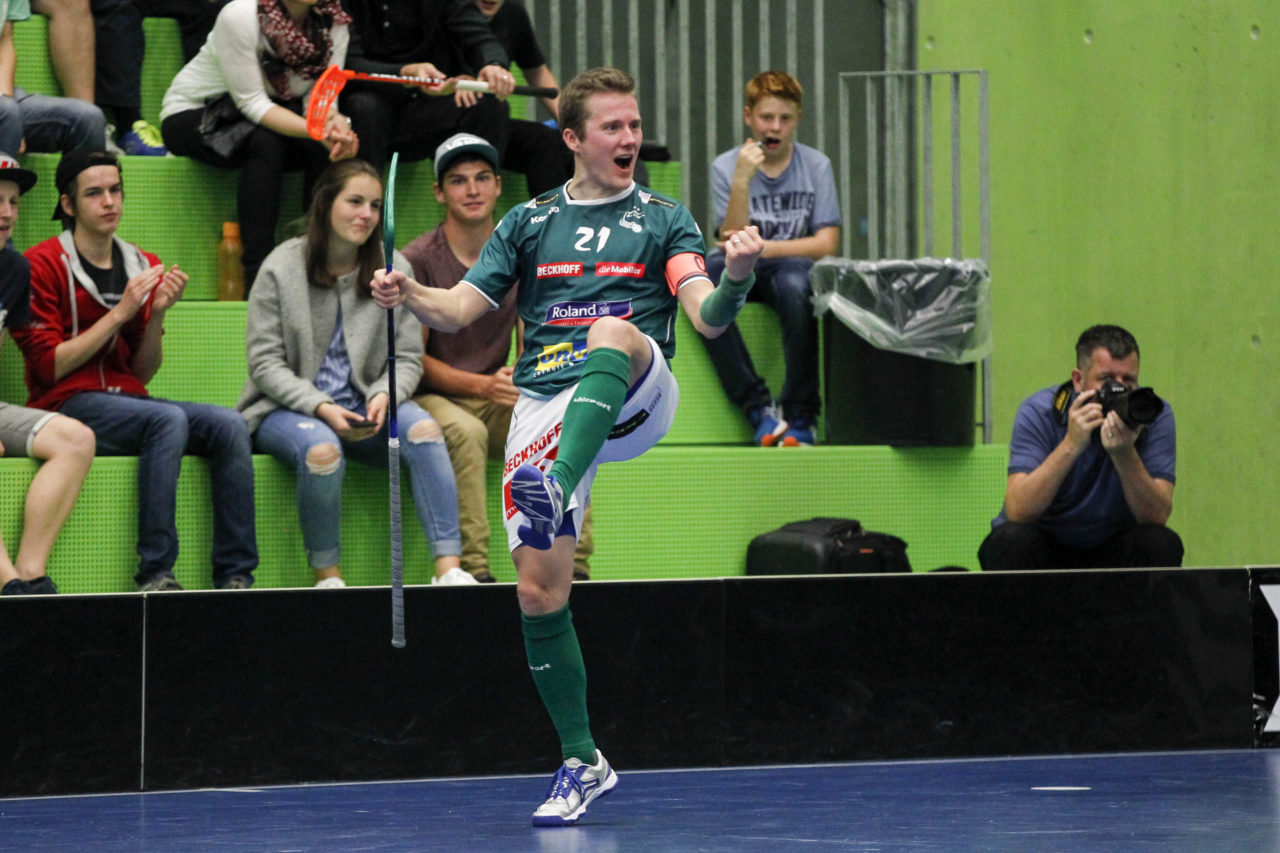 Tatu Vaeaenaenen (Nr. 21, SV Wiler-Ersigen) jubelt nach seinem Treffer.

14.10.2017; GC Unihockey - SV Wiler Ersigen, Sporthalle Hardau; Zuerich)
Photos: www.unihockey-fotos.ch Claudio Thoma