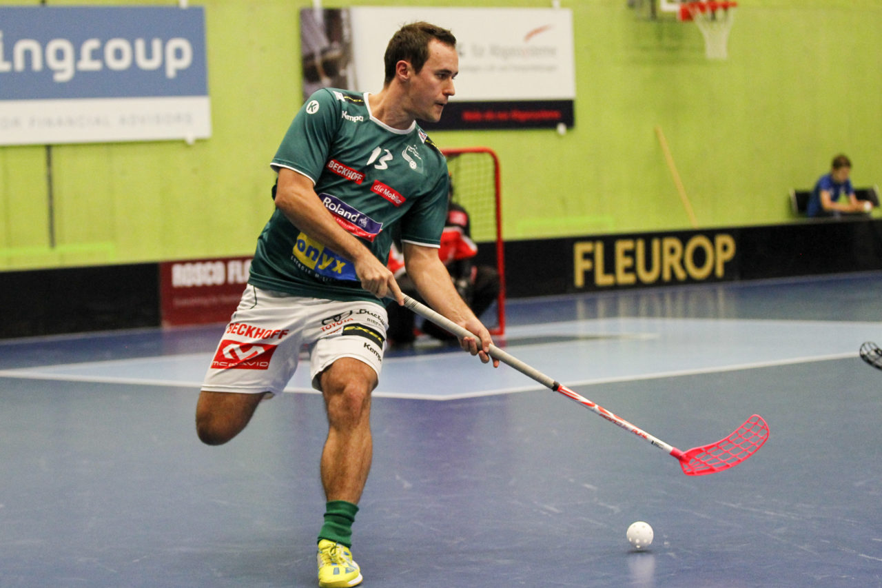 Lukas Meister (Nr. 13, SV Wiler-Ersigen) mit dem Ball.

14.10.2017; GC Unihockey - SV Wiler Ersigen, Sporthalle Hardau; Zuerich)
Photos: www.unihockey-fotos.ch Claudio Thoma