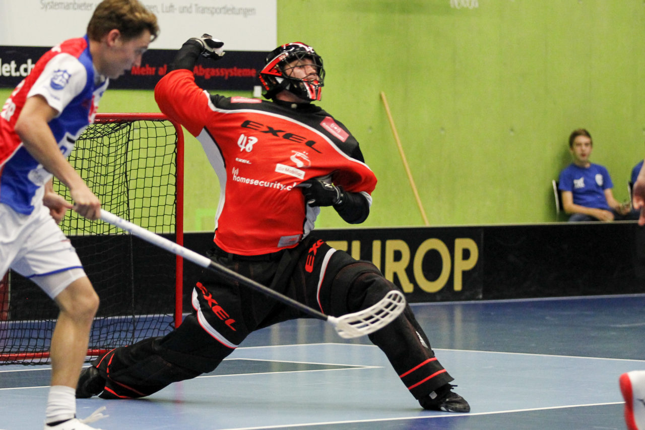 Auswurv von Nicolas Wolf (Nr. 48, SV Wiler-Ersigen).

14.10.2017; GC Unihockey - SV Wiler Ersigen, Sporthalle Hardau; Zuerich)
Photos: www.unihockey-fotos.ch Claudio Thoma