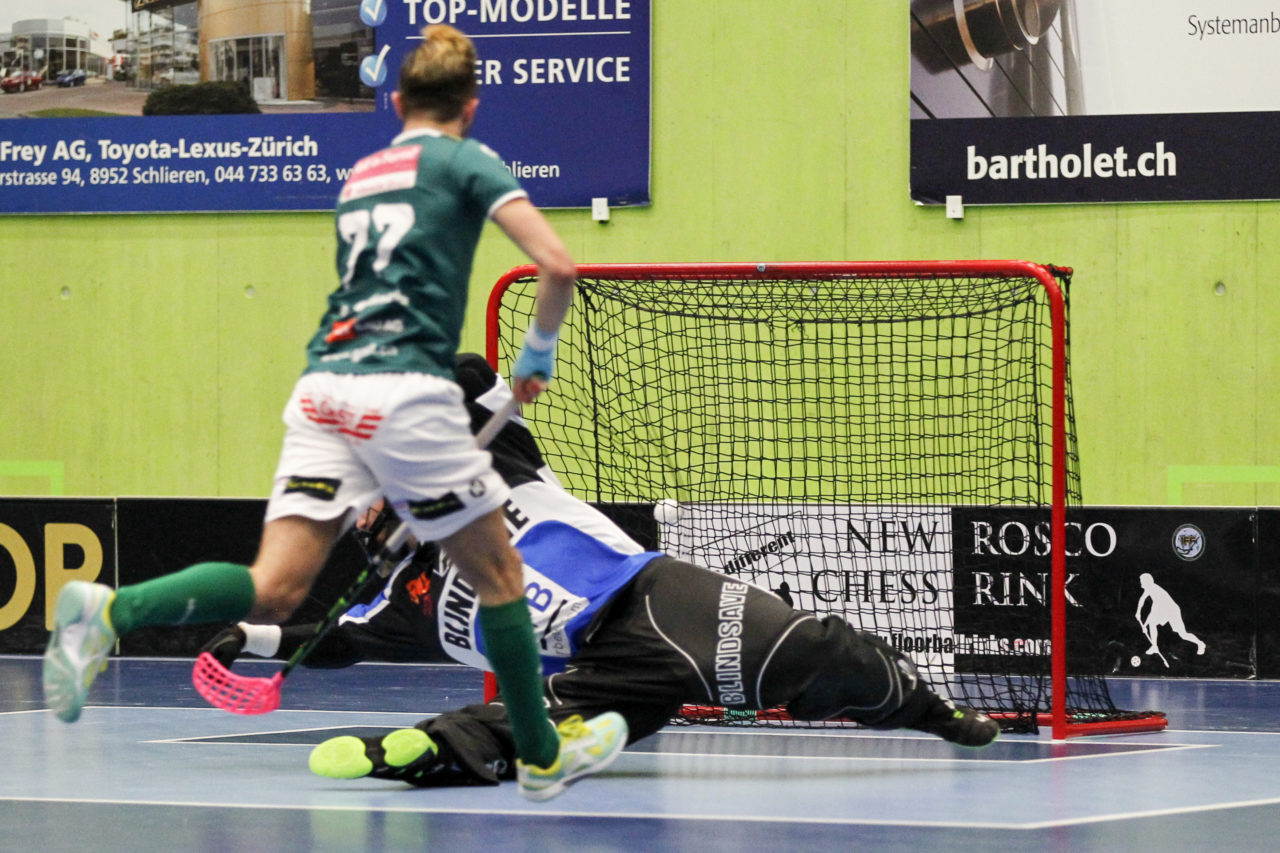 Deny Kaenzig (Nr. 77, SV Wiler-Ersigen) bezwingt Pascal Meier (Nr. 30, GC Unihockey).

14.10.2017; GC Unihockey - SV Wiler Ersigen, Sporthalle Hardau; Zuerich)
Photos: www.unihockey-fotos.ch Claudio Thoma
