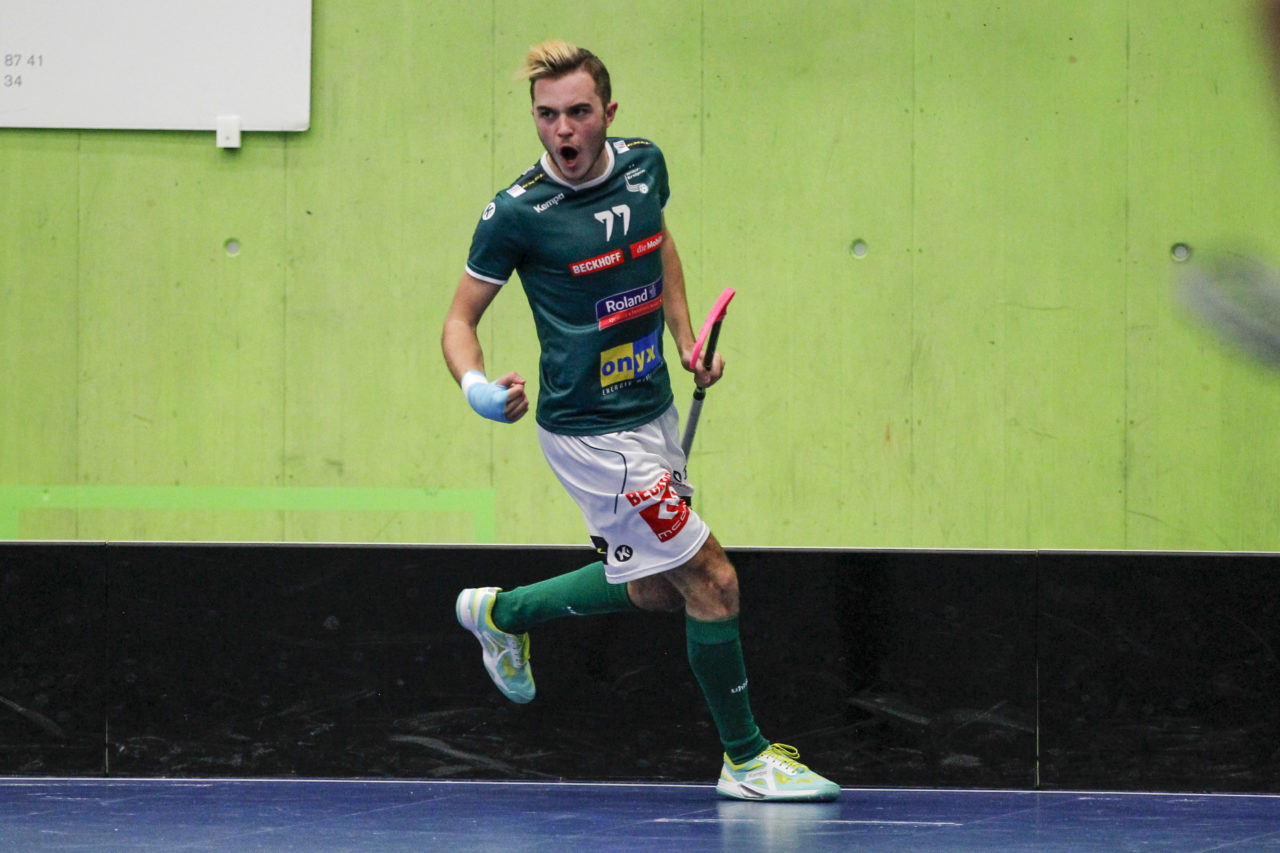 Deny Kaenzig (Nr. 77, SV Wiler-Ersigen) jubelt nach seinem Treffer.

14.10.2017; GC Unihockey - SV Wiler Ersigen, Sporthalle Hardau; Zuerich)
Photos: www.unihockey-fotos.ch Claudio Thoma