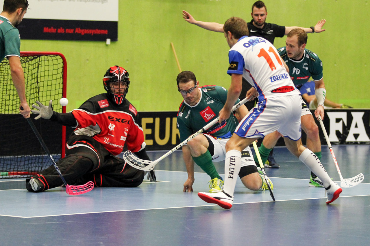 Cyril Zolliker (Nr. 11, GC Unihockey) ueberwindet die Wiler Verteidigung.

14.10.2017; GC Unihockey - SV Wiler Ersigen, Sporthalle Hardau; Zuerich)
Photos: www.unihockey-fotos.ch Claudio Thoma