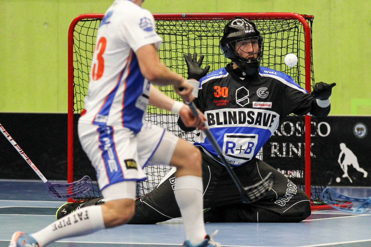 Pascal Meier (Nr. 30, GC Unihockey) pariert einen Schuss.

14.10.2017; GC Unihockey - SV Wiler Ersigen, Sporthalle Hardau; Zuerich)
Photos: www.unihockey-fotos.ch Claudio Thoma