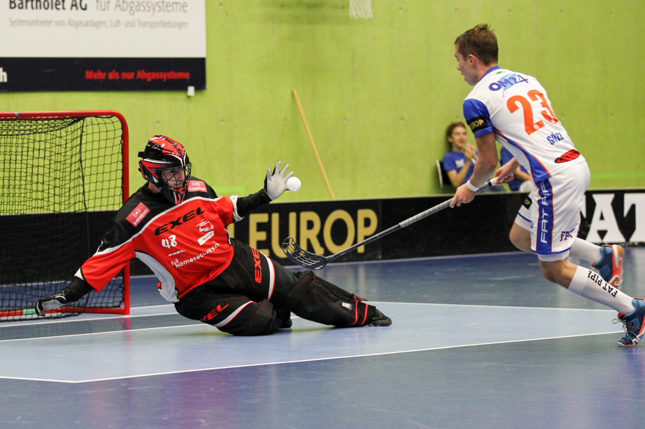 Nicolas Wolf (Nr. 48, SV Wiler-Ersigen) stoppt den enteilten Fabrice Goeldi (Nr. 23, GC Unihockey).

14.10.2017; GC Unihockey - SV Wiler Ersigen, Sporthalle Hardau; Zuerich)
Photos: www.unihockey-fotos.ch Claudio Thoma