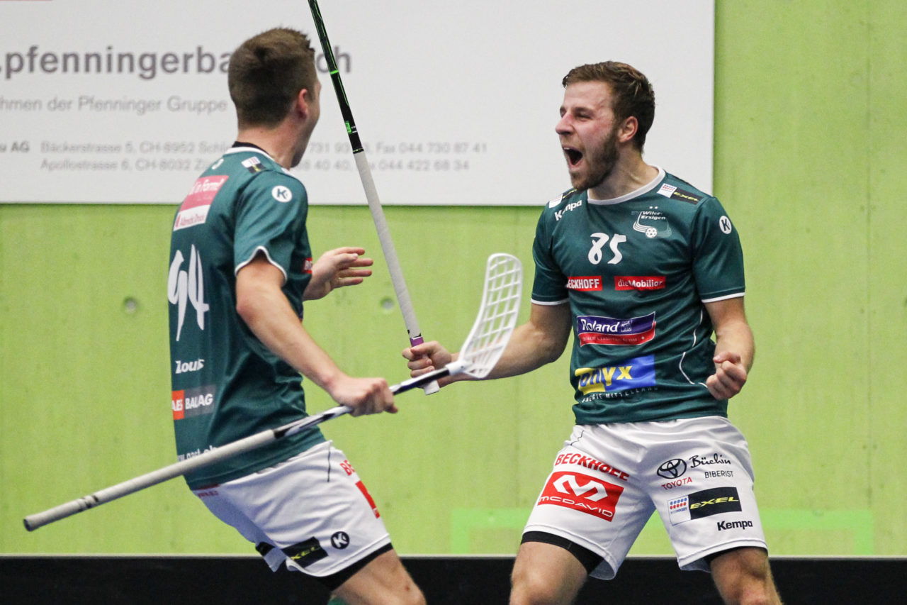 Jubel bei Joel Kraehenbuehl (Nr. 85, SV Wiler-Ersigen) und Marco Louis (Nr. 94, SV Wiler-Ersigen).

14.10.2017; GC Unihockey - SV Wiler Ersigen, Sporthalle Hardau; Zuerich)
Photos: www.unihockey-fotos.ch Claudio Thoma