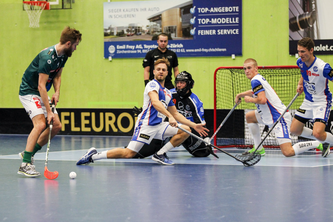 Daniel Johnsson (Nr. 9, SV Wiler-Ersigen) schiebt einen Assist an der GC Verteidigung vorbei.

14.10.2017; GC Unihockey - SV Wiler Ersigen, Sporthalle Hardau; Zuerich)
Photos: www.unihockey-fotos.ch Claudio Thoma