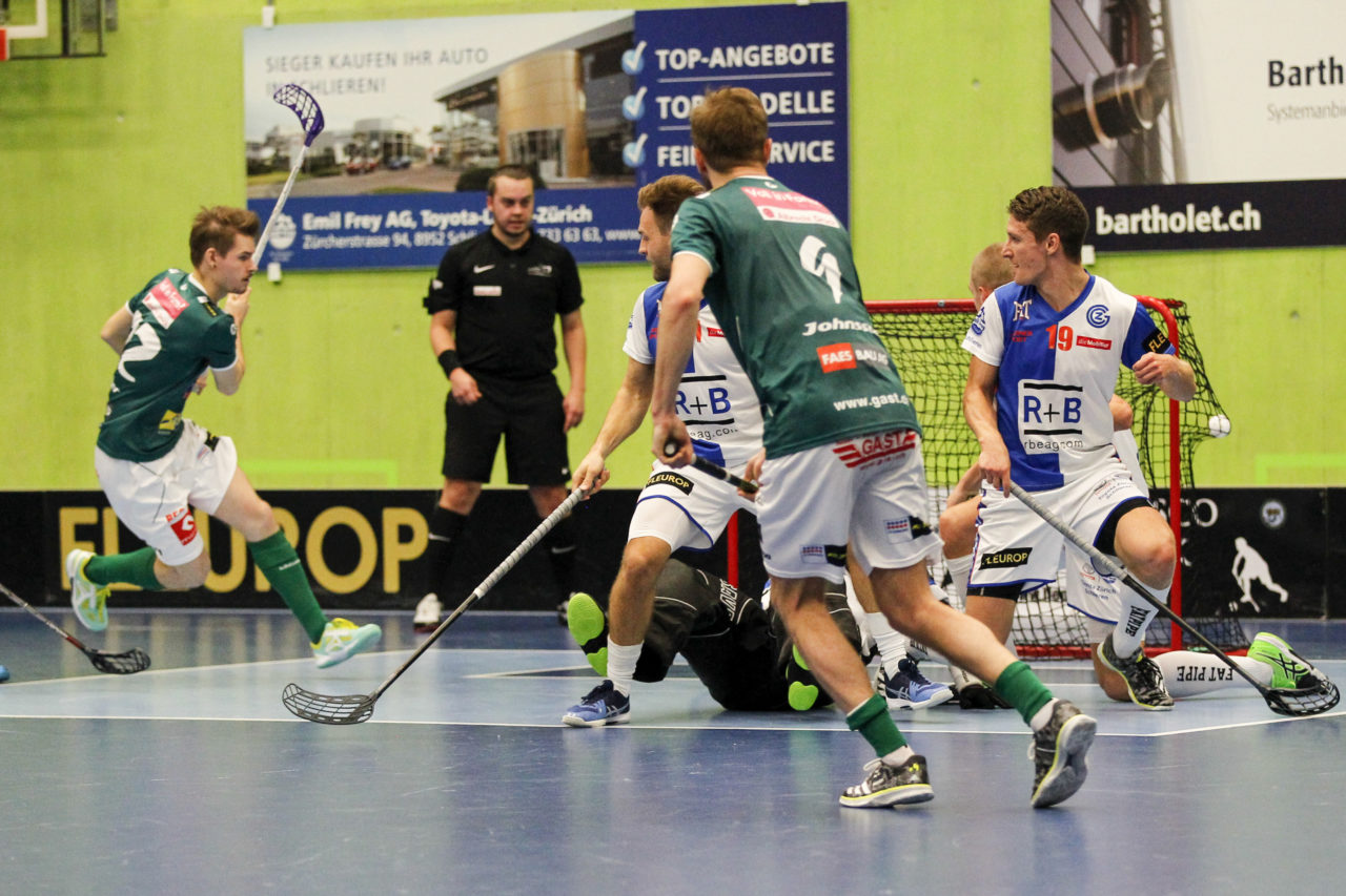 Claudio Mutter (Nr. 22, SV Wiler-Ersigen) trifft auf Pass von Daniel Johnsson (Nr. 9, SV Wiler-Ersigen).

14.10.2017; GC Unihockey - SV Wiler Ersigen, Sporthalle Hardau; Zuerich)
Photos: www.unihockey-fotos.ch Claudio Thoma