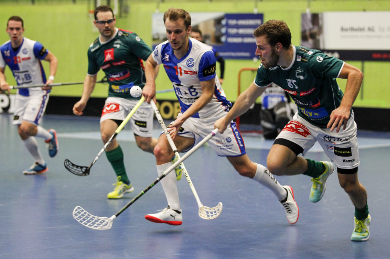 Cyril Zolliker (Nr. 11, GC Unihockey) im Zweikampf mit Joel Kraehenbuehl (Nr. 85, SV Wiler-Ersigen).

14.10.2017; GC Unihockey - SV Wiler Ersigen, Sporthalle Hardau; Zuerich)
Photos: www.unihockey-fotos.ch Claudio Thoma