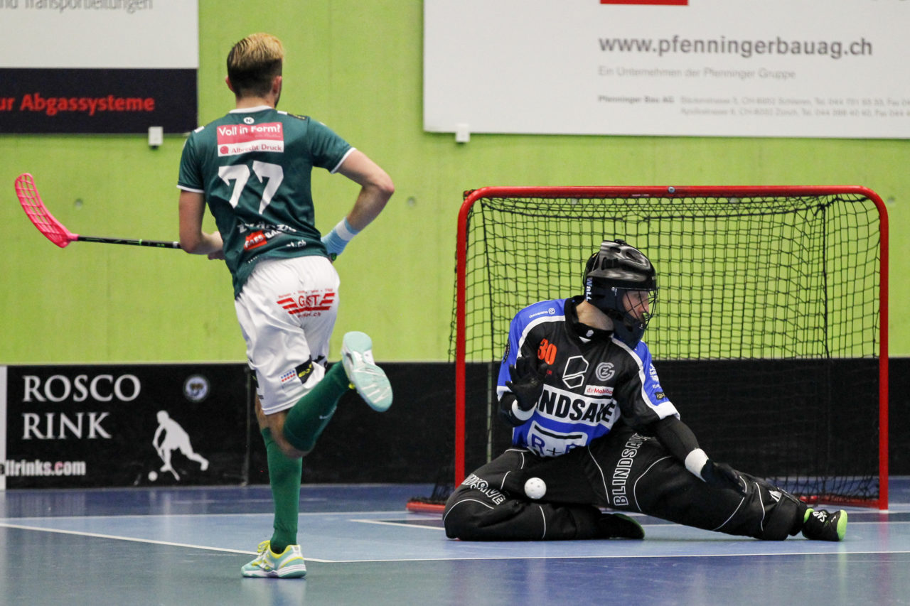 Deny Kaenzig (Nr. 77, SV Wiler-Ersigen) scheitert an Pascal Meier (Nr. 30, GC Unihockey).

14.10.2017; GC Unihockey - SV Wiler Ersigen, Sporthalle Hardau; Zuerich)
Photos: www.unihockey-fotos.ch Claudio Thoma