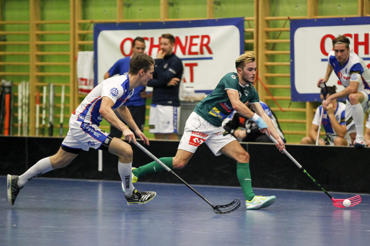 Deny Kaenzig (Nr. 77, SV Wiler-Ersigen) vor Daniel Steiger (Nr. 19, GC Unihockey) am Ball.

14.10.2017; GC Unihockey - SV Wiler Ersigen, Sporthalle Hardau; Zuerich)
Photos: www.unihockey-fotos.ch Claudio Thoma