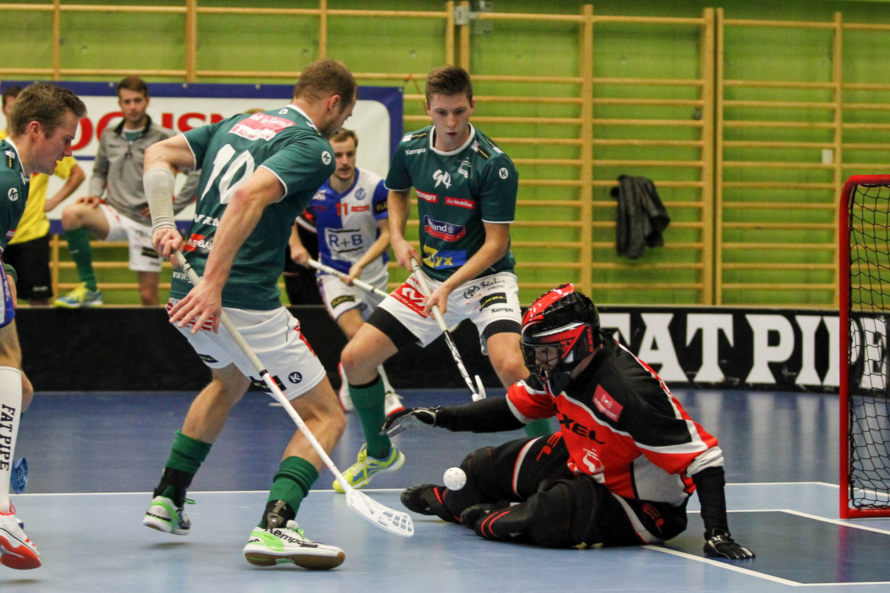 Nicolas Wolf (Nr. 48, SV Wiler-Ersigen) schnappt sich den Ball.

14.10.2017; GC Unihockey - SV Wiler Ersigen, Sporthalle Hardau; Zuerich)
Photos: www.unihockey-fotos.ch Claudio Thoma