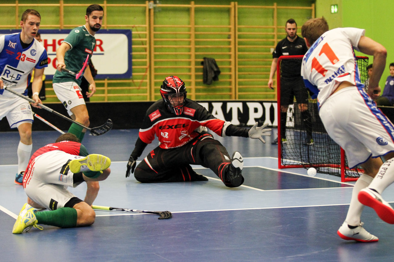 Cyril Zolliker (Nr. 11, GC Unihockey) trifft das Tor knapp nicht.

14.10.2017; GC Unihockey - SV Wiler Ersigen, Sporthalle Hardau; Zuerich)
Photos: www.unihockey-fotos.ch Claudio Thoma