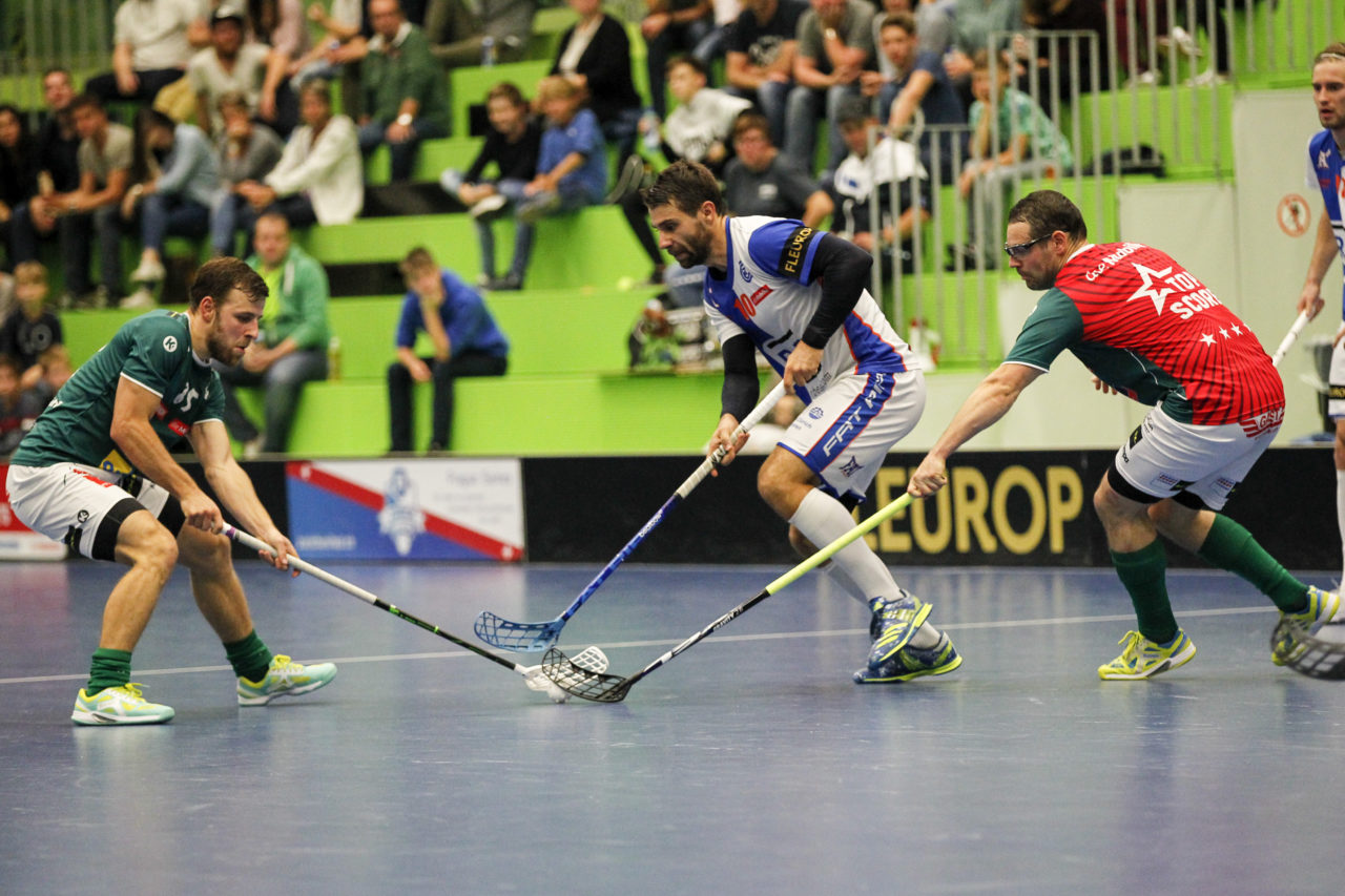Nicolas Berlinger (Nr. 10, GC Unihockey) im Duell mit Matthias Hofbauer (Nr. 19, SV Wiler-Ersigen) und Joel Kraehenbuehl (Nr. 85, SV Wiler-Ersigen).

14.10.2017; GC Unihockey - SV Wiler Ersigen, Sporthalle Hardau; Zuerich)
Photos: www.unihockey-fotos.ch Claudio Thoma