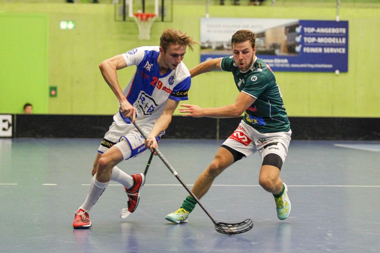 Florian Wenk (Nr. 29, GC Unihockey) schneller als Joel Kraehenbuehl (Nr. 85, SV Wiler-Ersigen).

14.10.2017; GC Unihockey - SV Wiler Ersigen, Sporthalle Hardau; Zuerich)
Photos: www.unihockey-fotos.ch Claudio Thoma