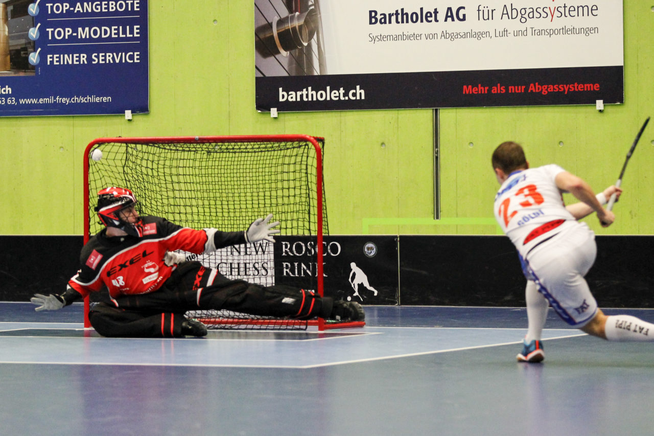 Fabrice Goeldi (Nr. 23, GC Unihockey) bezwingt Nicolas Wolf (Nr. 48, SV Wiler-Ersigen).

14.10.2017; GC Unihockey - SV Wiler Ersigen, Sporthalle Hardau; Zuerich)
Photos: www.unihockey-fotos.ch Claudio Thoma