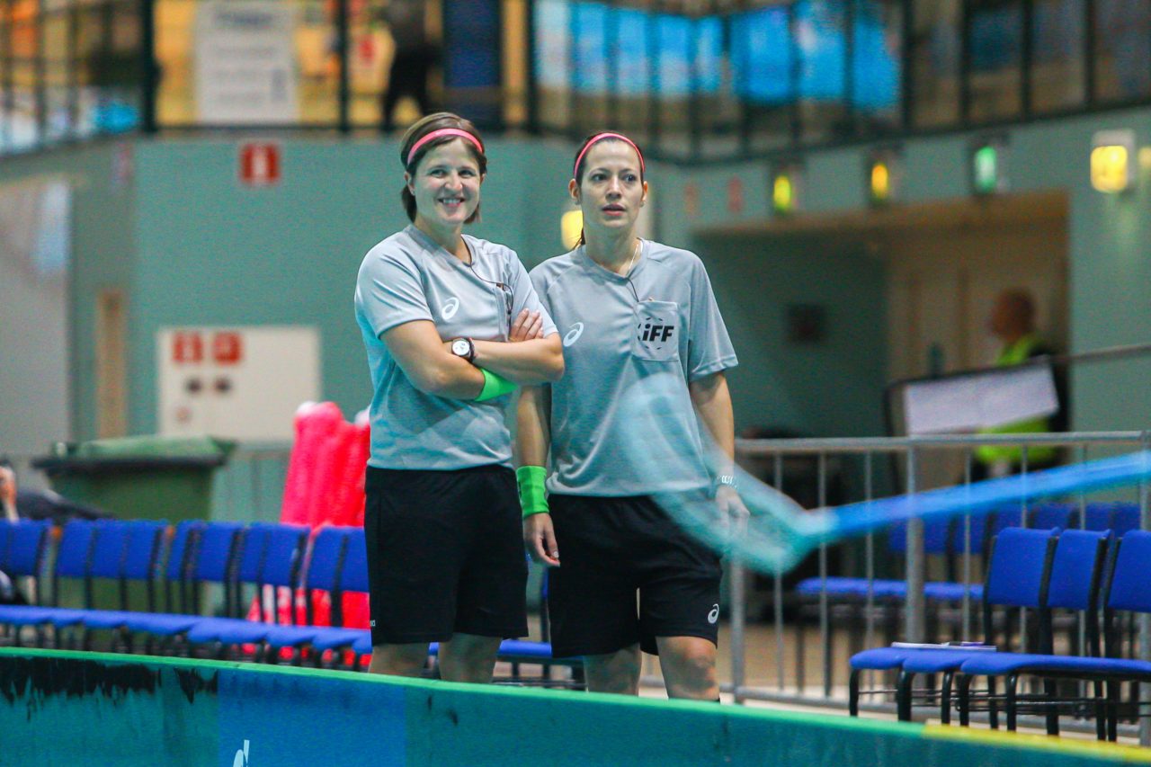 Areena (Seinäjoki), 06.10.2017, Champions Cup 1/2 Final Damen, IKSU - TPS, Corina Wehinger und Sandra Zurbuchen vor dem Spiel
(Claudio Schwarz, unihockey-fotos.ch)

Copyright: Claudio Schwarz, unihockey-fotos.ch – Dieses Bild wurde durch swiss unihockey lizenziert und darf ausschliesslich auf den Online-Kanälen von swiss unihockey verwendet werden. Die redaktionelle oder kommerzielle Nutzung durch Dritte (Medien, Vereine, Unternehmen oder Privatpersonen) per Download von diesem flickr-Account ist ausgeschlossen. Das Bild kann bei Interesse via unihockey-fotos.ch kostenpflichtig lizenziert werden. unihockey-fotos.ch behält sich vor, fehlbaren Medien, Vereinen, Unternehmen oder Privatpersonen Bilder mit einem Zuschlag in Rechnung zu stellen.