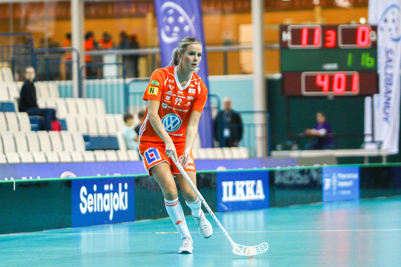 Areena (Seinäjoki), 06.10.2017, Champions Cup 1/2 Final Damen, IKSU - TPS, Iza Rydfjäll (Nr. 92, IKSU Innebandy) am Ball
(Claudio Schwarz, unihockey-fotos.ch)

Copyright: Claudio Schwarz, unihockey-fotos.ch – Dieses Bild wurde durch swiss unihockey lizenziert und darf ausschliesslich auf den Online-Kanälen von swiss unihockey verwendet werden. Die redaktionelle oder kommerzielle Nutzung durch Dritte (Medien, Vereine, Unternehmen oder Privatpersonen) per Download von diesem flickr-Account ist ausgeschlossen. Das Bild kann bei Interesse via unihockey-fotos.ch kostenpflichtig lizenziert werden. unihockey-fotos.ch behält sich vor, fehlbaren Medien, Vereinen, Unternehmen oder Privatpersonen Bilder mit einem Zuschlag in Rechnung zu stellen.