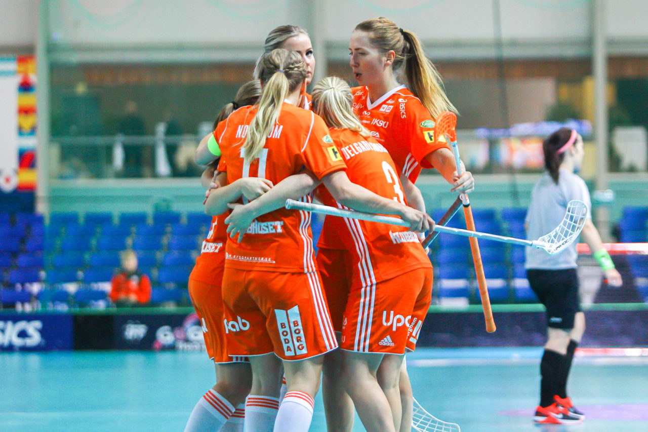 Areena (Seinäjoki), 06.10.2017, Champions Cup 1/2 Final Damen, IKSU - TPS, Torjubel IKSU
(Claudio Schwarz, unihockey-fotos.ch)

Copyright: Claudio Schwarz, unihockey-fotos.ch – Dieses Bild wurde durch swiss unihockey lizenziert und darf ausschliesslich auf den Online-Kanälen von swiss unihockey verwendet werden. Die redaktionelle oder kommerzielle Nutzung durch Dritte (Medien, Vereine, Unternehmen oder Privatpersonen) per Download von diesem flickr-Account ist ausgeschlossen. Das Bild kann bei Interesse via unihockey-fotos.ch kostenpflichtig lizenziert werden. unihockey-fotos.ch behält sich vor, fehlbaren Medien, Vereinen, Unternehmen oder Privatpersonen Bilder mit einem Zuschlag in Rechnung zu stellen.