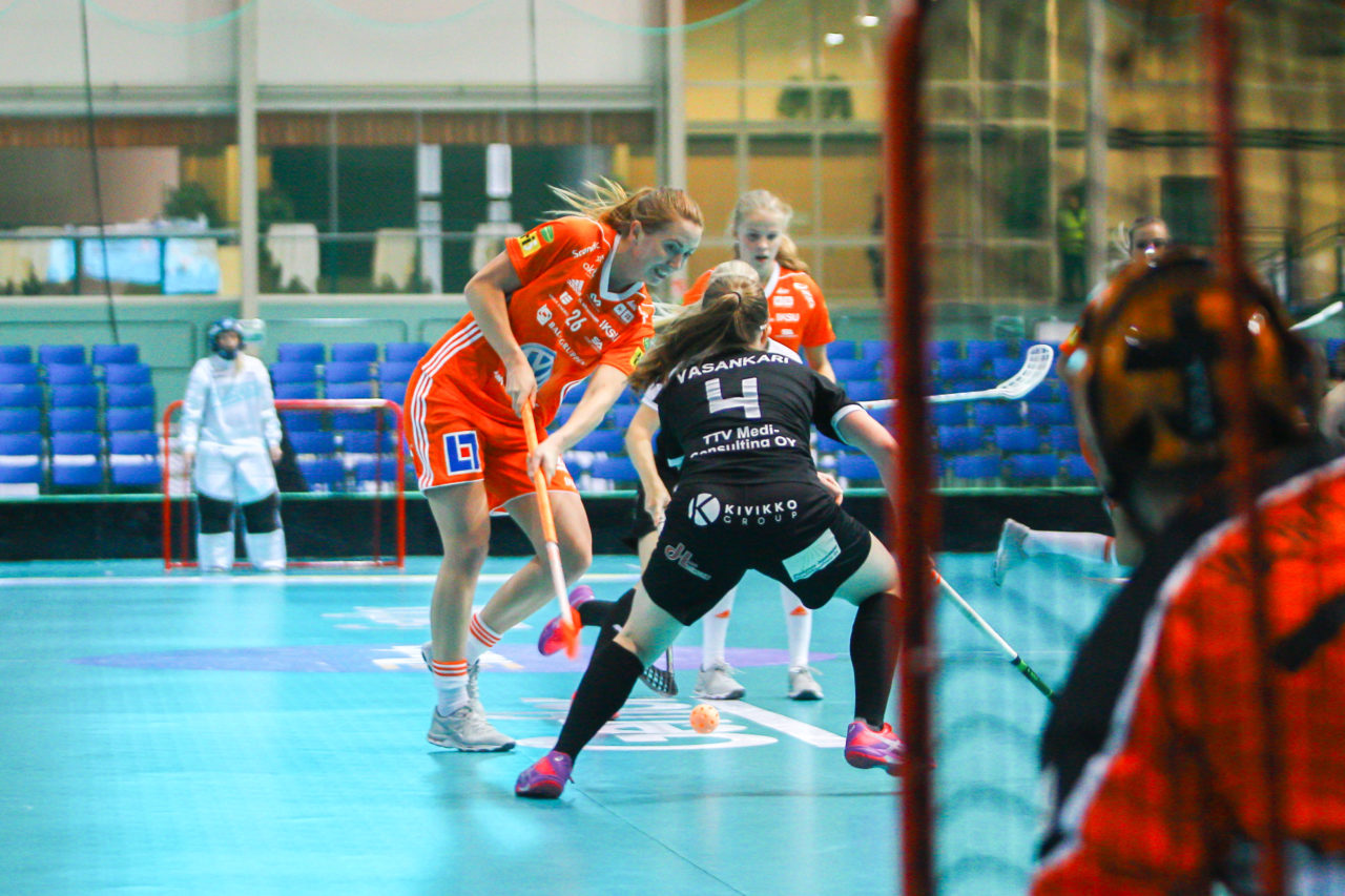 Areena (Seinäjoki), 06.10.2017, Champions Cup 1/2 Final Damen, IKSU - TPS, Emelie Wibron (Nr. 26, IKSU Innebandy) mit einem Abschlussversuch
(Claudio Schwarz, unihockey-fotos.ch)

Copyright: Claudio Schwarz, unihockey-fotos.ch – Dieses Bild wurde durch swiss unihockey lizenziert und darf ausschliesslich auf den Online-Kanälen von swiss unihockey verwendet werden. Die redaktionelle oder kommerzielle Nutzung durch Dritte (Medien, Vereine, Unternehmen oder Privatpersonen) per Download von diesem flickr-Account ist ausgeschlossen. Das Bild kann bei Interesse via unihockey-fotos.ch kostenpflichtig lizenziert werden. unihockey-fotos.ch behält sich vor, fehlbaren Medien, Vereinen, Unternehmen oder Privatpersonen Bilder mit einem Zuschlag in Rechnung zu stellen.