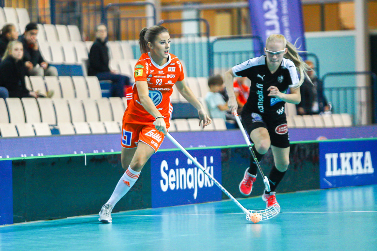 Areena (Seinäjoki), 06.10.2017, Champions Cup 1/2 Final Damen, IKSU - TPS, Julia Nordin (Nr. 93, IKSU Innebandy) am Ball
(Claudio Schwarz, unihockey-fotos.ch)

Copyright: Claudio Schwarz, unihockey-fotos.ch – Dieses Bild wurde durch swiss unihockey lizenziert und darf ausschliesslich auf den Online-Kanälen von swiss unihockey verwendet werden. Die redaktionelle oder kommerzielle Nutzung durch Dritte (Medien, Vereine, Unternehmen oder Privatpersonen) per Download von diesem flickr-Account ist ausgeschlossen. Das Bild kann bei Interesse via unihockey-fotos.ch kostenpflichtig lizenziert werden. unihockey-fotos.ch behält sich vor, fehlbaren Medien, Vereinen, Unternehmen oder Privatpersonen Bilder mit einem Zuschlag in Rechnung zu stellen.