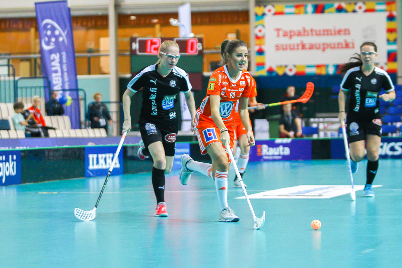 Areena (Seinäjoki), 06.10.2017, Champions Cup 1/2 Final Damen, IKSU - TPS, Julia Nordin (Nr. 93, IKSU Innebandy) am Ball
(Claudio Schwarz, unihockey-fotos.ch)

Copyright: Claudio Schwarz, unihockey-fotos.ch – Dieses Bild wurde durch swiss unihockey lizenziert und darf ausschliesslich auf den Online-Kanälen von swiss unihockey verwendet werden. Die redaktionelle oder kommerzielle Nutzung durch Dritte (Medien, Vereine, Unternehmen oder Privatpersonen) per Download von diesem flickr-Account ist ausgeschlossen. Das Bild kann bei Interesse via unihockey-fotos.ch kostenpflichtig lizenziert werden. unihockey-fotos.ch behält sich vor, fehlbaren Medien, Vereinen, Unternehmen oder Privatpersonen Bilder mit einem Zuschlag in Rechnung zu stellen.