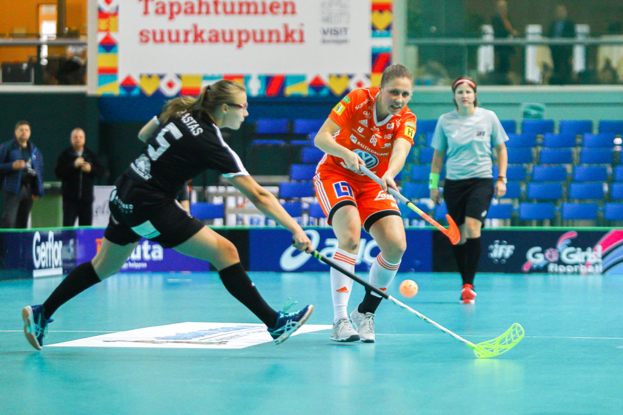 Areena (Seinäjoki), 06.10.2017, Champions Cup 1/2 Final Damen, IKSU - TPS, Malgorzata Pazio (Nr. 88, IKSU Innebandy) schiesst aufs Tor
(Claudio Schwarz, unihockey-fotos.ch)

Copyright: Claudio Schwarz, unihockey-fotos.ch – Dieses Bild wurde durch swiss unihockey lizenziert und darf ausschliesslich auf den Online-Kanälen von swiss unihockey verwendet werden. Die redaktionelle oder kommerzielle Nutzung durch Dritte (Medien, Vereine, Unternehmen oder Privatpersonen) per Download von diesem flickr-Account ist ausgeschlossen. Das Bild kann bei Interesse via unihockey-fotos.ch kostenpflichtig lizenziert werden. unihockey-fotos.ch behält sich vor, fehlbaren Medien, Vereinen, Unternehmen oder Privatpersonen Bilder mit einem Zuschlag in Rechnung zu stellen.