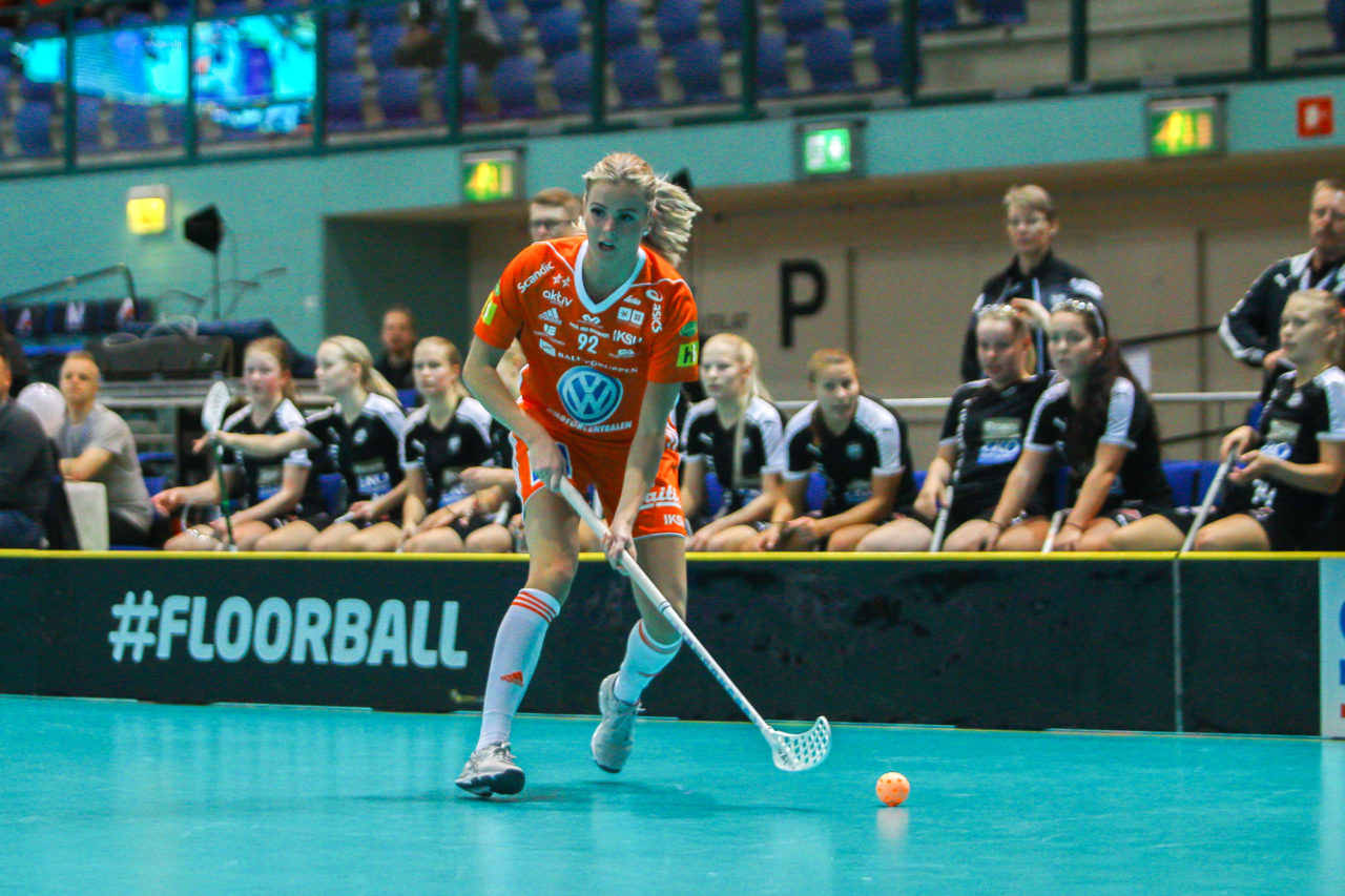 Areena (Seinäjoki), 06.10.2017, Champions Cup 1/2 Final Damen, IKSU - TPS, Iza Rydfjäll (Nr. 92, IKSU Innebandy) am Ball
(Claudio Schwarz, unihockey-fotos.ch)

Copyright: Claudio Schwarz, unihockey-fotos.ch – Dieses Bild wurde durch swiss unihockey lizenziert und darf ausschliesslich auf den Online-Kanälen von swiss unihockey verwendet werden. Die redaktionelle oder kommerzielle Nutzung durch Dritte (Medien, Vereine, Unternehmen oder Privatpersonen) per Download von diesem flickr-Account ist ausgeschlossen. Das Bild kann bei Interesse via unihockey-fotos.ch kostenpflichtig lizenziert werden. unihockey-fotos.ch behält sich vor, fehlbaren Medien, Vereinen, Unternehmen oder Privatpersonen Bilder mit einem Zuschlag in Rechnung zu stellen.