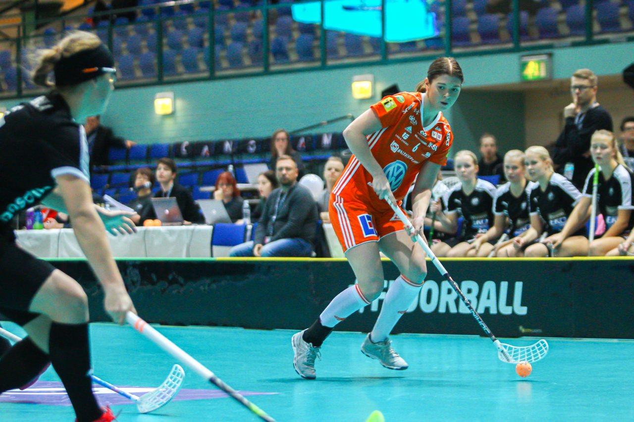 Areena (Seinäjoki), 06.10.2017, Champions Cup 1/2 Final Damen, IKSU - TPS, Tova Eriksson (Nr. 6, IKSU Innebandy) am Ball
(Claudio Schwarz, unihockey-fotos.ch)

Copyright: Claudio Schwarz, unihockey-fotos.ch – Dieses Bild wurde durch swiss unihockey lizenziert und darf ausschliesslich auf den Online-Kanälen von swiss unihockey verwendet werden. Die redaktionelle oder kommerzielle Nutzung durch Dritte (Medien, Vereine, Unternehmen oder Privatpersonen) per Download von diesem flickr-Account ist ausgeschlossen. Das Bild kann bei Interesse via unihockey-fotos.ch kostenpflichtig lizenziert werden. unihockey-fotos.ch behält sich vor, fehlbaren Medien, Vereinen, Unternehmen oder Privatpersonen Bilder mit einem Zuschlag in Rechnung zu stellen.