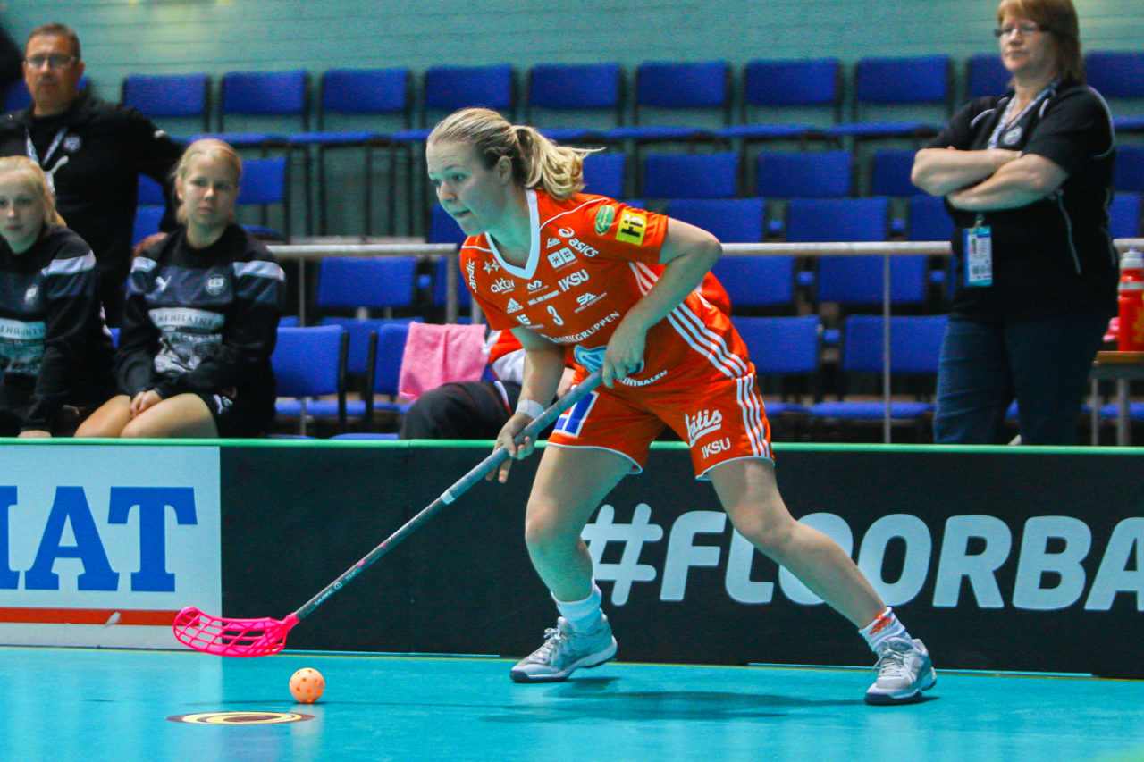 Areena (Seinäjoki), 06.10.2017, Champions Cup 1/2 Final Damen, IKSU - TPS, Amanda Delgado Johansson (Nr. 3, IKSU Innebandy) am Ball
(Claudio Schwarz, unihockey-fotos.ch)

Copyright: Claudio Schwarz, unihockey-fotos.ch – Dieses Bild wurde durch swiss unihockey lizenziert und darf ausschliesslich auf den Online-Kanälen von swiss unihockey verwendet werden. Die redaktionelle oder kommerzielle Nutzung durch Dritte (Medien, Vereine, Unternehmen oder Privatpersonen) per Download von diesem flickr-Account ist ausgeschlossen. Das Bild kann bei Interesse via unihockey-fotos.ch kostenpflichtig lizenziert werden. unihockey-fotos.ch behält sich vor, fehlbaren Medien, Vereinen, Unternehmen oder Privatpersonen Bilder mit einem Zuschlag in Rechnung zu stellen.