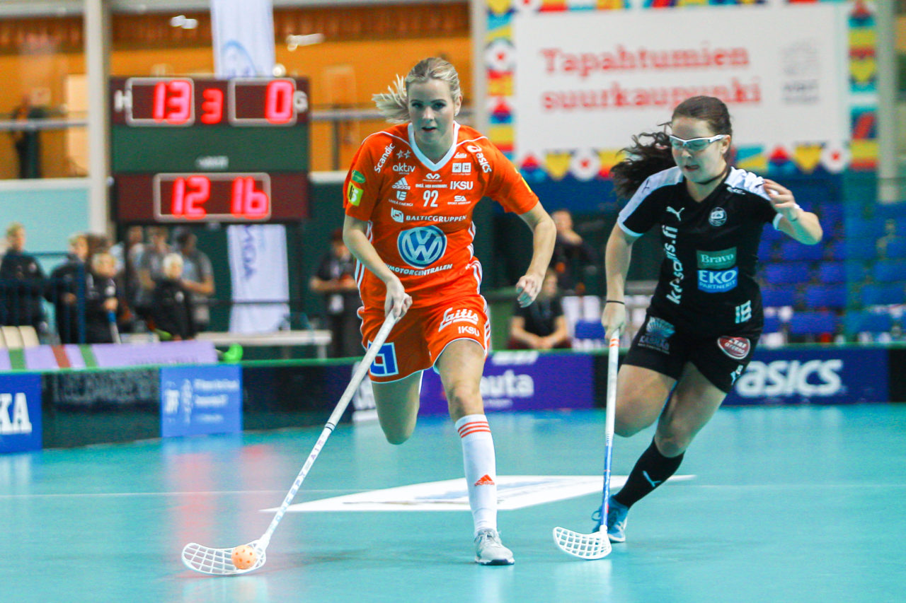 Areena (Seinäjoki), 06.10.2017, Champions Cup 1/2 Final Damen, IKSU - TPS, Iza Rydfjäll (Nr. 92, IKSU Innebandy) am Ball
(Claudio Schwarz, unihockey-fotos.ch)

Copyright: Claudio Schwarz, unihockey-fotos.ch – Dieses Bild wurde durch swiss unihockey lizenziert und darf ausschliesslich auf den Online-Kanälen von swiss unihockey verwendet werden. Die redaktionelle oder kommerzielle Nutzung durch Dritte (Medien, Vereine, Unternehmen oder Privatpersonen) per Download von diesem flickr-Account ist ausgeschlossen. Das Bild kann bei Interesse via unihockey-fotos.ch kostenpflichtig lizenziert werden. unihockey-fotos.ch behält sich vor, fehlbaren Medien, Vereinen, Unternehmen oder Privatpersonen Bilder mit einem Zuschlag in Rechnung zu stellen.