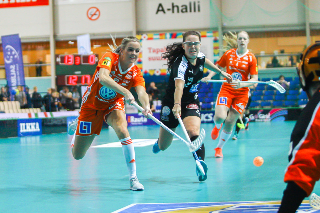 Areena (Seinäjoki), 06.10.2017, Champions Cup 1/2 Final Damen, IKSU - TPS, Iza Rydfjäll (Nr. 92, IKSU Innebandy) schliesst ab
(Claudio Schwarz, unihockey-fotos.ch)

Copyright: Claudio Schwarz, unihockey-fotos.ch – Dieses Bild wurde durch swiss unihockey lizenziert und darf ausschliesslich auf den Online-Kanälen von swiss unihockey verwendet werden. Die redaktionelle oder kommerzielle Nutzung durch Dritte (Medien, Vereine, Unternehmen oder Privatpersonen) per Download von diesem flickr-Account ist ausgeschlossen. Das Bild kann bei Interesse via unihockey-fotos.ch kostenpflichtig lizenziert werden. unihockey-fotos.ch behält sich vor, fehlbaren Medien, Vereinen, Unternehmen oder Privatpersonen Bilder mit einem Zuschlag in Rechnung zu stellen.