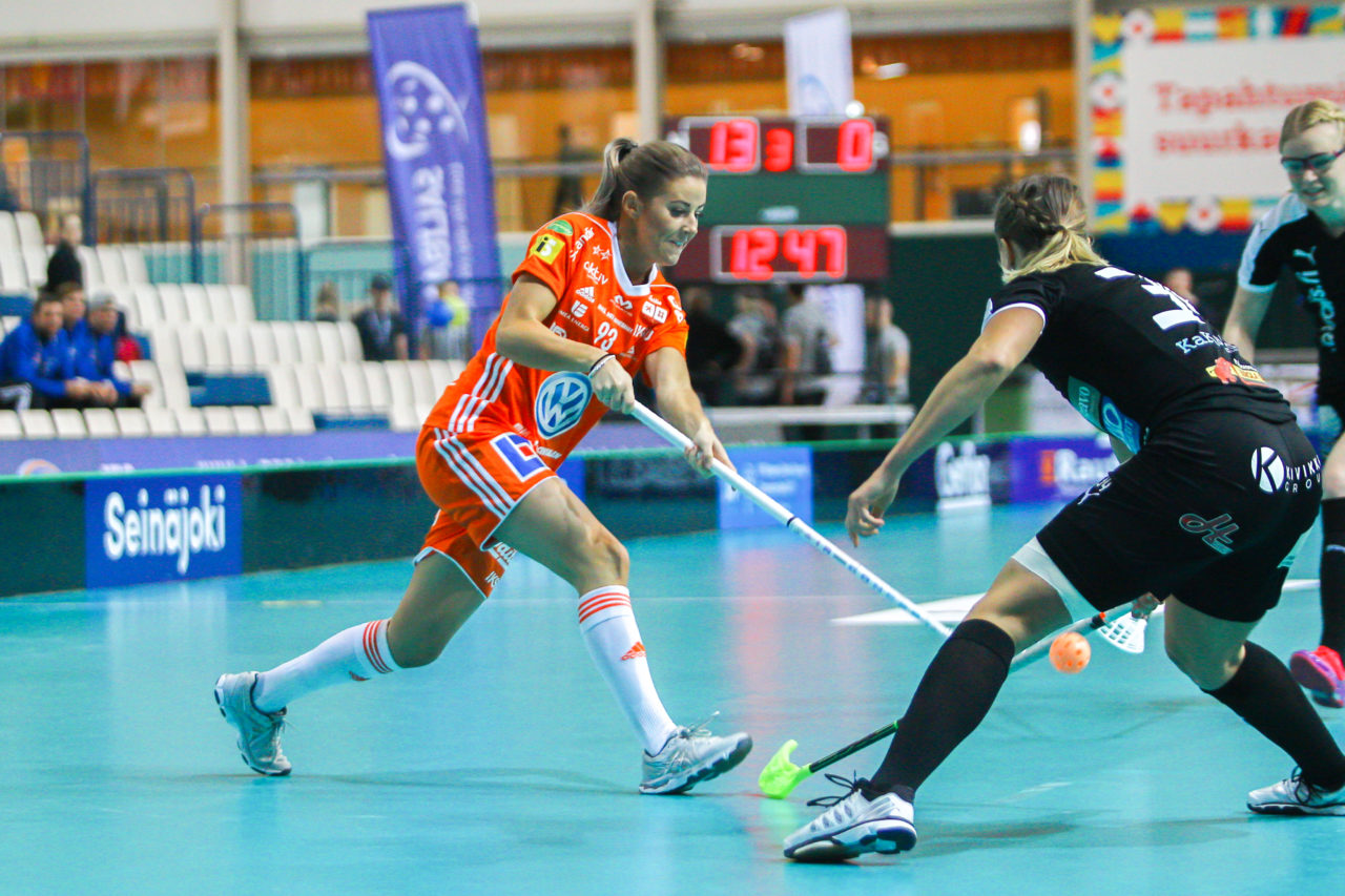 Areena (Seinäjoki), 06.10.2017, Champions Cup 1/2 Final Damen, IKSU - TPS, Julia Nordin (Nr. 93, IKSU Innebandy) schliesst ab
(Claudio Schwarz, unihockey-fotos.ch)

Copyright: Claudio Schwarz, unihockey-fotos.ch – Dieses Bild wurde durch swiss unihockey lizenziert und darf ausschliesslich auf den Online-Kanälen von swiss unihockey verwendet werden. Die redaktionelle oder kommerzielle Nutzung durch Dritte (Medien, Vereine, Unternehmen oder Privatpersonen) per Download von diesem flickr-Account ist ausgeschlossen. Das Bild kann bei Interesse via unihockey-fotos.ch kostenpflichtig lizenziert werden. unihockey-fotos.ch behält sich vor, fehlbaren Medien, Vereinen, Unternehmen oder Privatpersonen Bilder mit einem Zuschlag in Rechnung zu stellen.