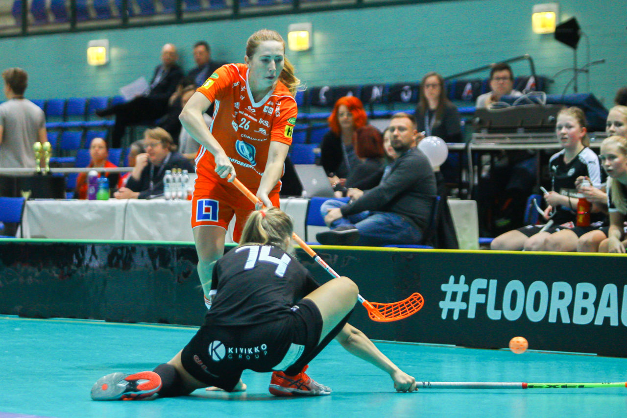 Areena (Seinäjoki), 06.10.2017, Champions Cup 1/2 Final Damen, IKSU - TPS, Emelie Wibron (Nr. 26, IKSU Innebandy) spielt einen Pass
(Claudio Schwarz, unihockey-fotos.ch)

Copyright: Claudio Schwarz, unihockey-fotos.ch – Dieses Bild wurde durch swiss unihockey lizenziert und darf ausschliesslich auf den Online-Kanälen von swiss unihockey verwendet werden. Die redaktionelle oder kommerzielle Nutzung durch Dritte (Medien, Vereine, Unternehmen oder Privatpersonen) per Download von diesem flickr-Account ist ausgeschlossen. Das Bild kann bei Interesse via unihockey-fotos.ch kostenpflichtig lizenziert werden. unihockey-fotos.ch behält sich vor, fehlbaren Medien, Vereinen, Unternehmen oder Privatpersonen Bilder mit einem Zuschlag in Rechnung zu stellen.