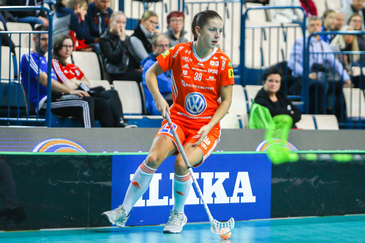 Areena (Seinäjoki), 06.10.2017, Champions Cup 1/2 Final Damen, IKSU - TPS, Amanda Collin (Nr. 38, IKSU Innebandy) am Ball
(Claudio Schwarz, unihockey-fotos.ch)

Copyright: Claudio Schwarz, unihockey-fotos.ch – Dieses Bild wurde durch swiss unihockey lizenziert und darf ausschliesslich auf den Online-Kanälen von swiss unihockey verwendet werden. Die redaktionelle oder kommerzielle Nutzung durch Dritte (Medien, Vereine, Unternehmen oder Privatpersonen) per Download von diesem flickr-Account ist ausgeschlossen. Das Bild kann bei Interesse via unihockey-fotos.ch kostenpflichtig lizenziert werden. unihockey-fotos.ch behält sich vor, fehlbaren Medien, Vereinen, Unternehmen oder Privatpersonen Bilder mit einem Zuschlag in Rechnung zu stellen.