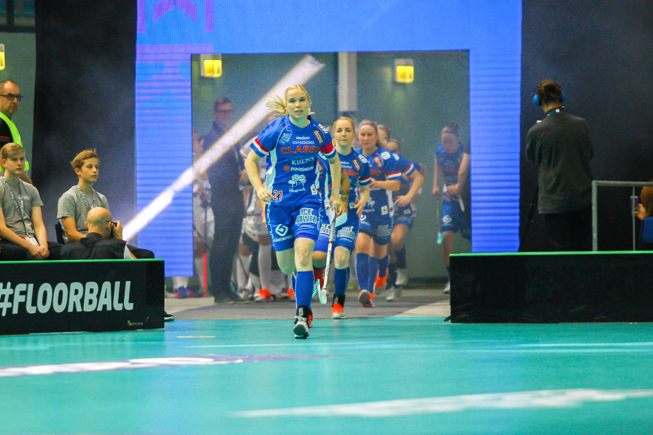 Areena (Seinäjoki), 06.10.2017, Champions Cup 1/2 Final Damen, SC Classic - UHC Dietlikon, Nina Rantala (Nr. 21, SC Classic) führt ihr Team aufs Feld
(Claudio Schwarz, unihockey-fotos.ch)

Copyright: Claudio Schwarz, unihockey-fotos.ch – Dieses Bild wurde durch swiss unihockey lizenziert und darf ausschliesslich auf den Online-Kanälen von swiss unihockey verwendet werden. Die redaktionelle oder kommerzielle Nutzung durch Dritte (Medien, Vereine, Unternehmen oder Privatpersonen) per Download von diesem flickr-Account ist ausgeschlossen. Das Bild kann bei Interesse via unihockey-fotos.ch kostenpflichtig lizenziert werden. unihockey-fotos.ch behält sich vor, fehlbaren Medien, Vereinen, Unternehmen oder Privatpersonen Bilder mit einem Zuschlag in Rechnung zu stellen.