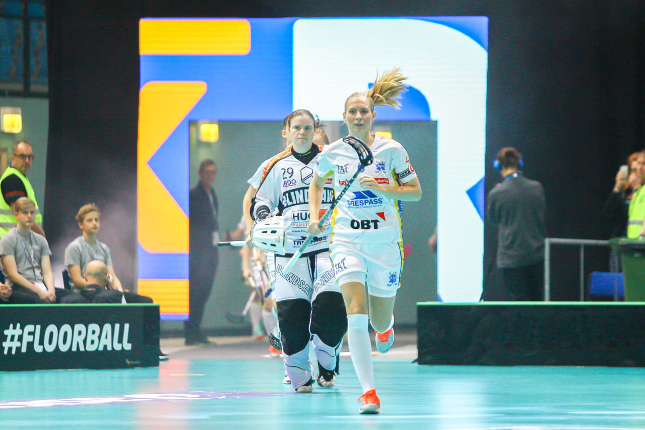 Areena (Seinäjoki), 06.10.2017, Champions Cup 1/2 Final Damen, SC Classic - UHC Dietlikon, Michelle Wiki (Nr. 6, UHC Dietlikon) führt ihr Team aufs Feld
(Claudio Schwarz, unihockey-fotos.ch)

Copyright: Claudio Schwarz, unihockey-fotos.ch – Dieses Bild wurde durch swiss unihockey lizenziert und darf ausschliesslich auf den Online-Kanälen von swiss unihockey verwendet werden. Die redaktionelle oder kommerzielle Nutzung durch Dritte (Medien, Vereine, Unternehmen oder Privatpersonen) per Download von diesem flickr-Account ist ausgeschlossen. Das Bild kann bei Interesse via unihockey-fotos.ch kostenpflichtig lizenziert werden. unihockey-fotos.ch behält sich vor, fehlbaren Medien, Vereinen, Unternehmen oder Privatpersonen Bilder mit einem Zuschlag in Rechnung zu stellen.