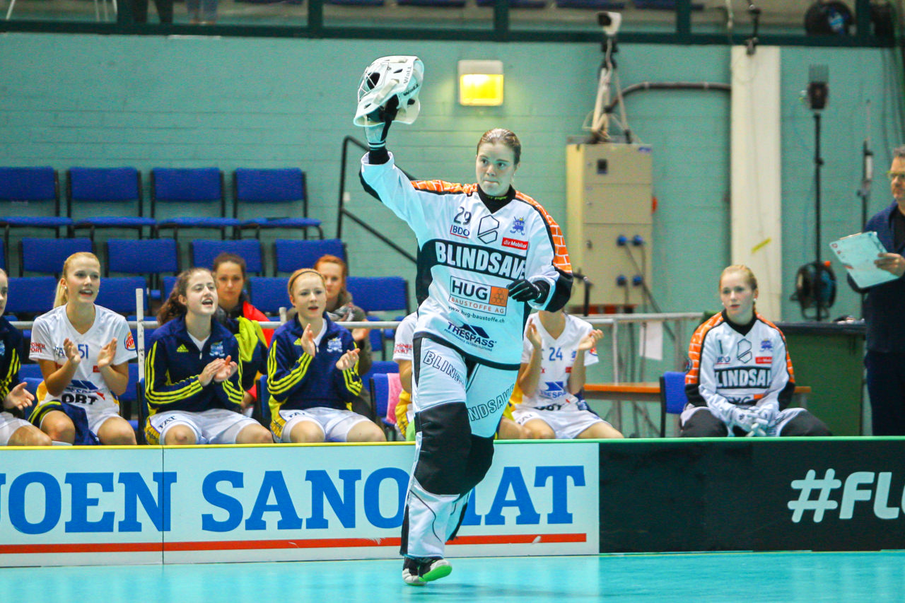 Areena (Seinäjoki), 06.10.2017, Champions Cup 1/2 Final Damen, SC Classic - UHC Dietlikon, Monika Schmid (Nr. 29, UHC Dietlikon) bei der Bekanntgabe der Starting-Six
(Claudio Schwarz, unihockey-fotos.ch)

Copyright: Claudio Schwarz, unihockey-fotos.ch – Dieses Bild wurde durch swiss unihockey lizenziert und darf ausschliesslich auf den Online-Kanälen von swiss unihockey verwendet werden. Die redaktionelle oder kommerzielle Nutzung durch Dritte (Medien, Vereine, Unternehmen oder Privatpersonen) per Download von diesem flickr-Account ist ausgeschlossen. Das Bild kann bei Interesse via unihockey-fotos.ch kostenpflichtig lizenziert werden. unihockey-fotos.ch behält sich vor, fehlbaren Medien, Vereinen, Unternehmen oder Privatpersonen Bilder mit einem Zuschlag in Rechnung zu stellen.